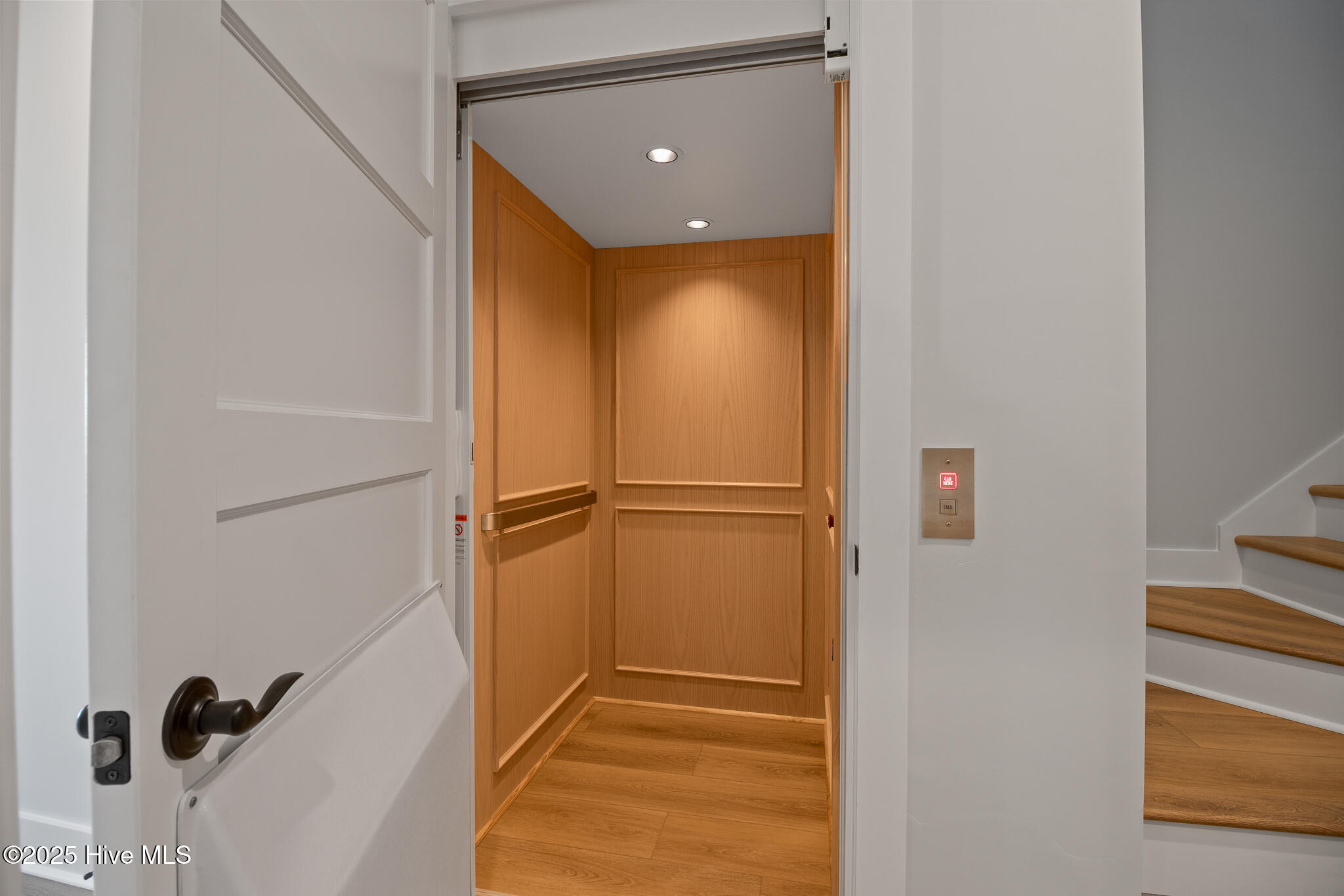 100545978 | Photo 43