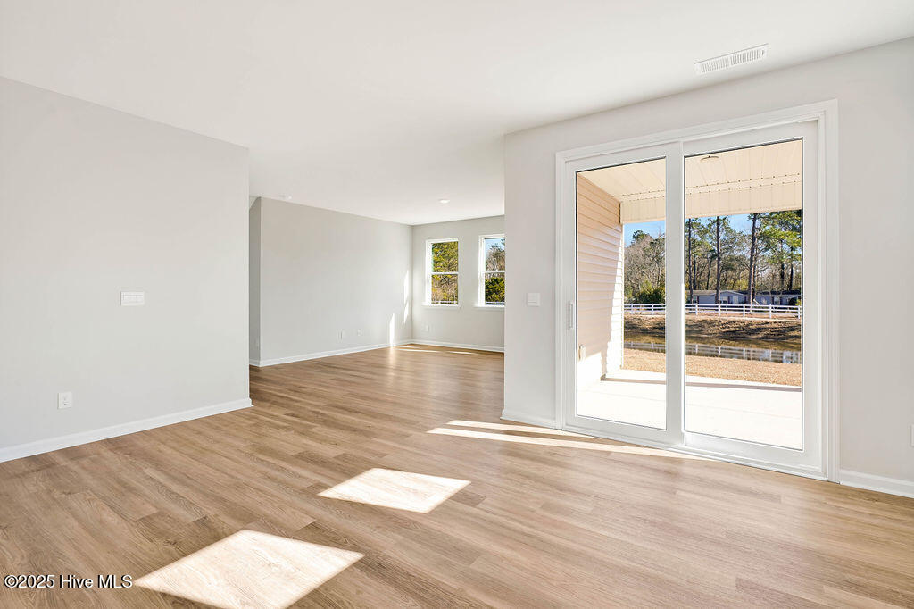 100561109 | Photo 12