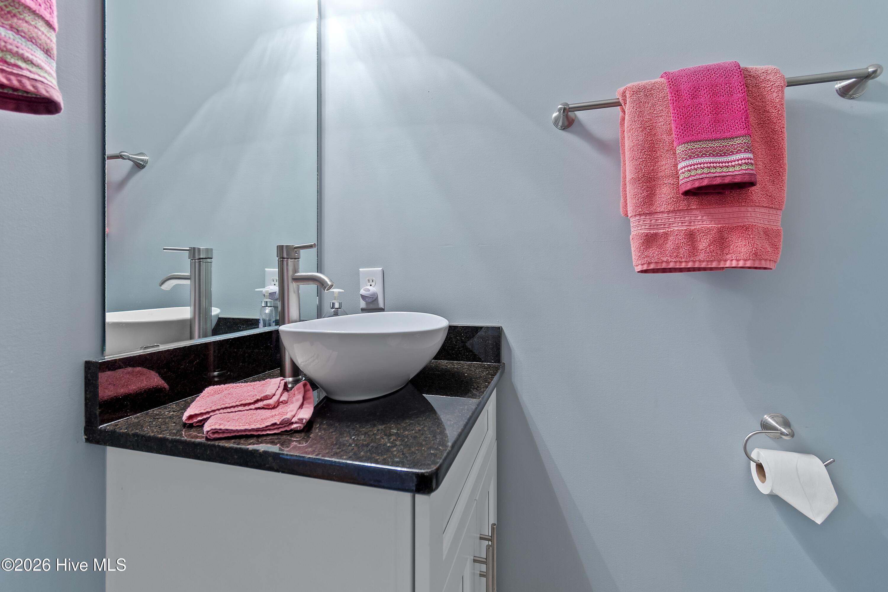 100561490 | Photo 35