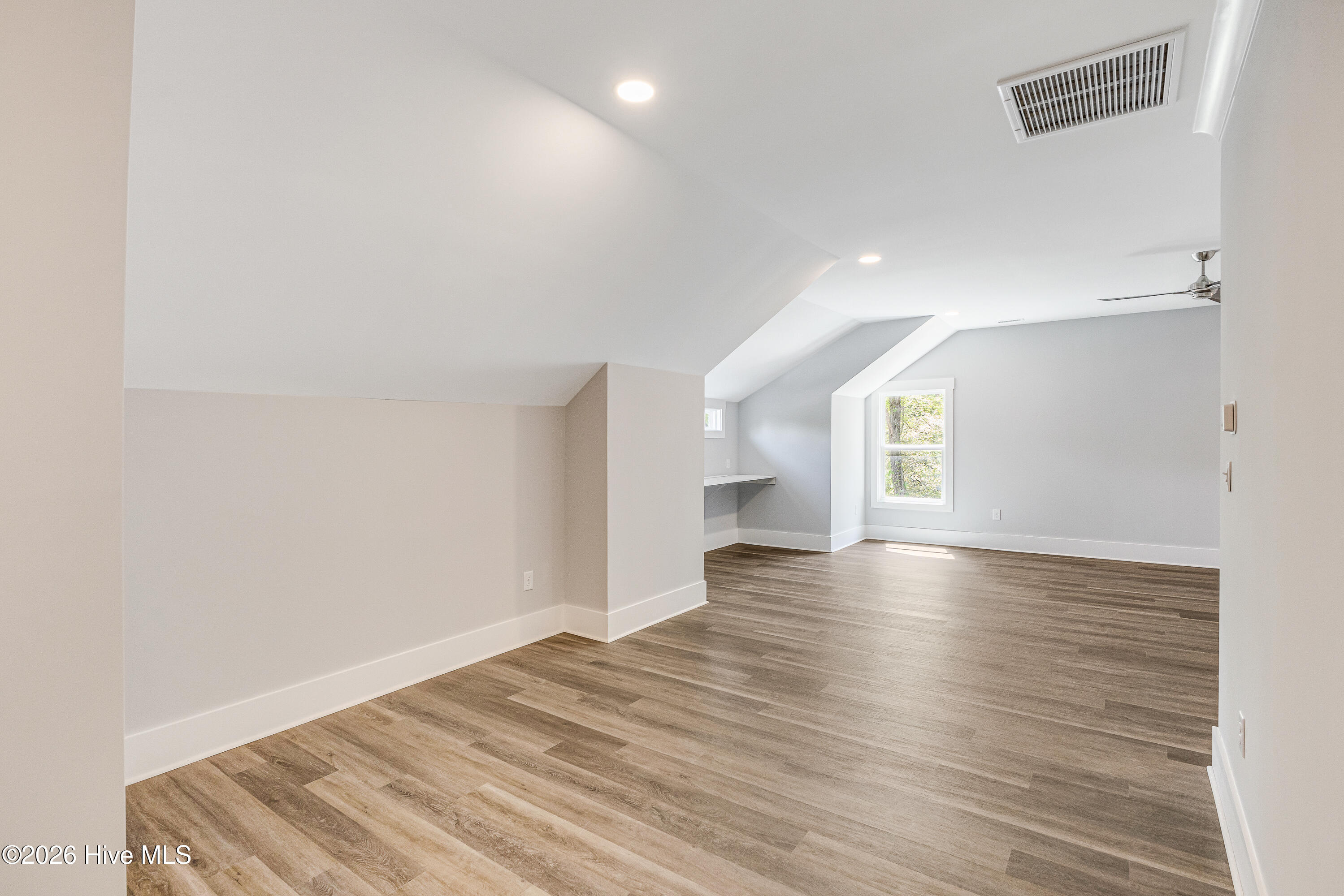 100560439 | Photo 41