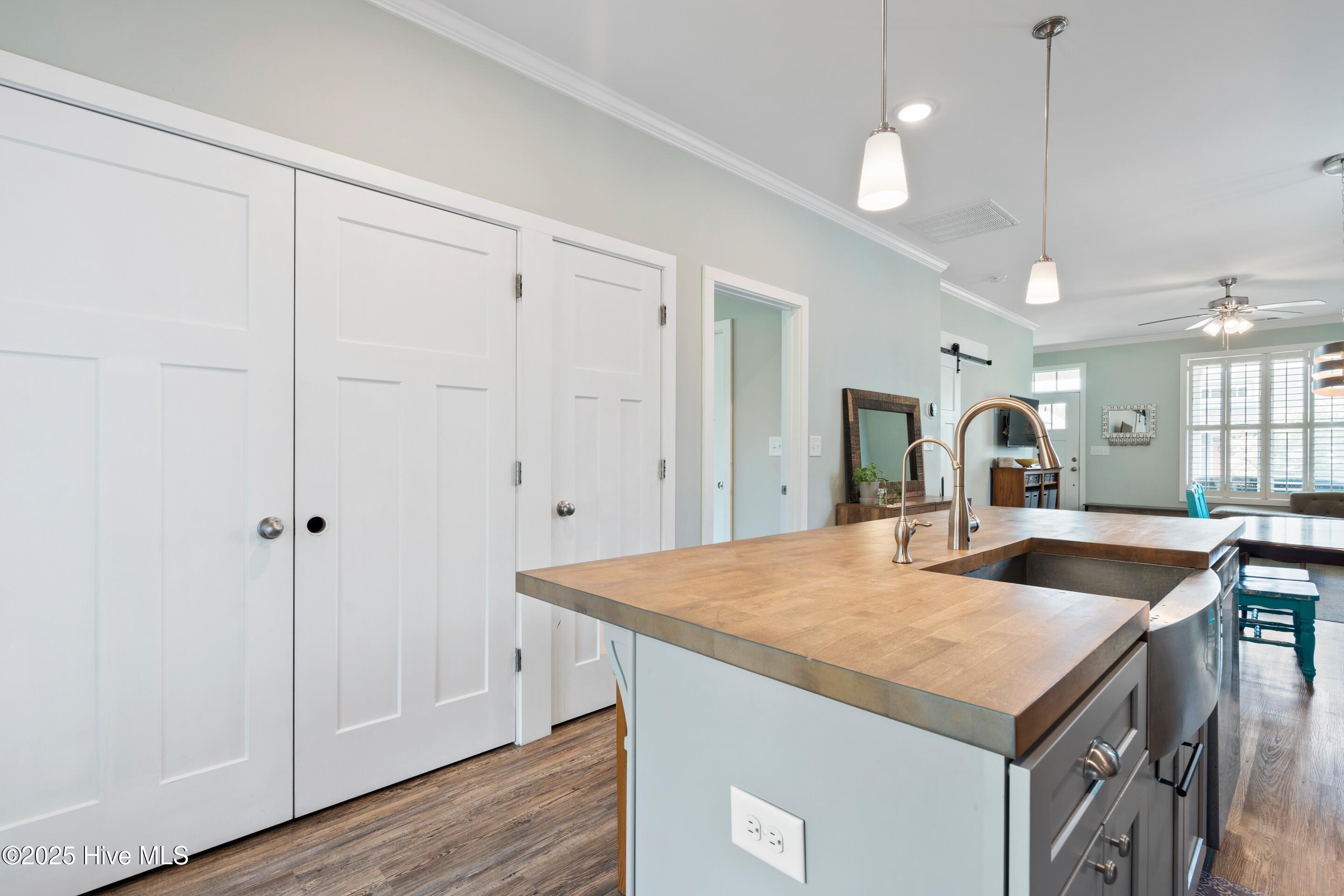 100567642 | Photo 11