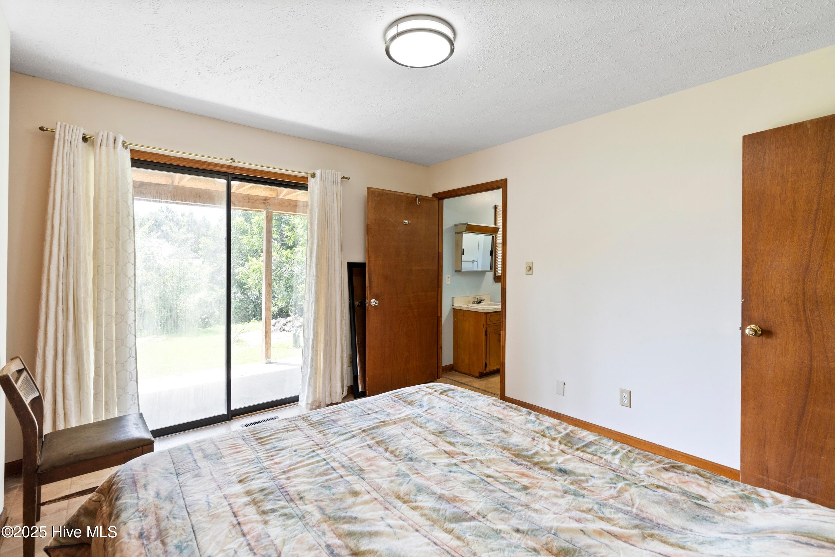 100528084 | Photo 43