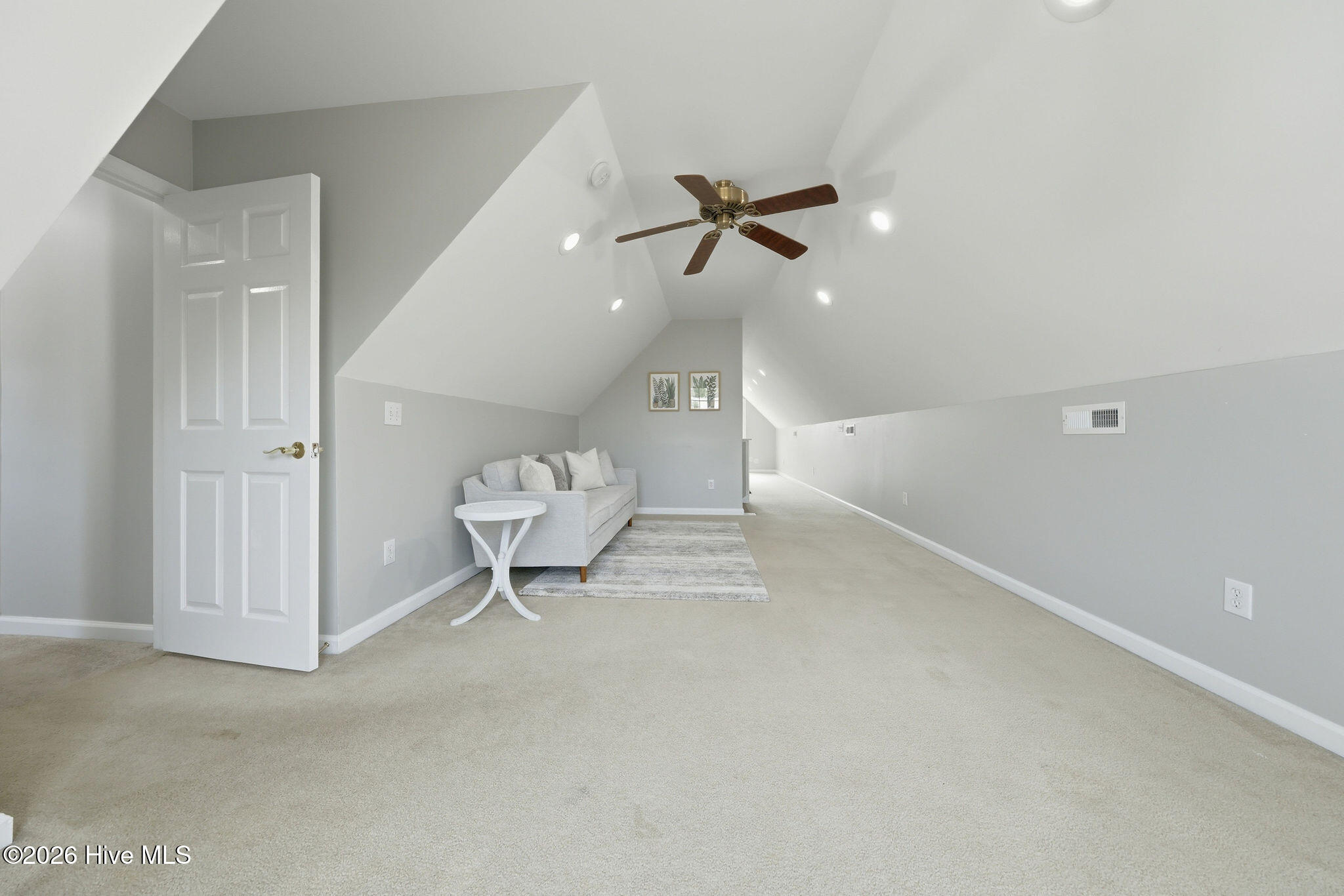 100565537 | Photo 85