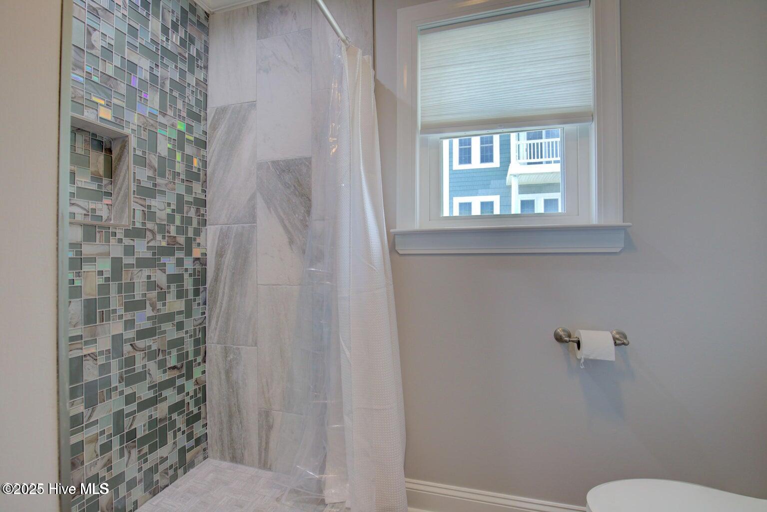 100524385 | Photo 22