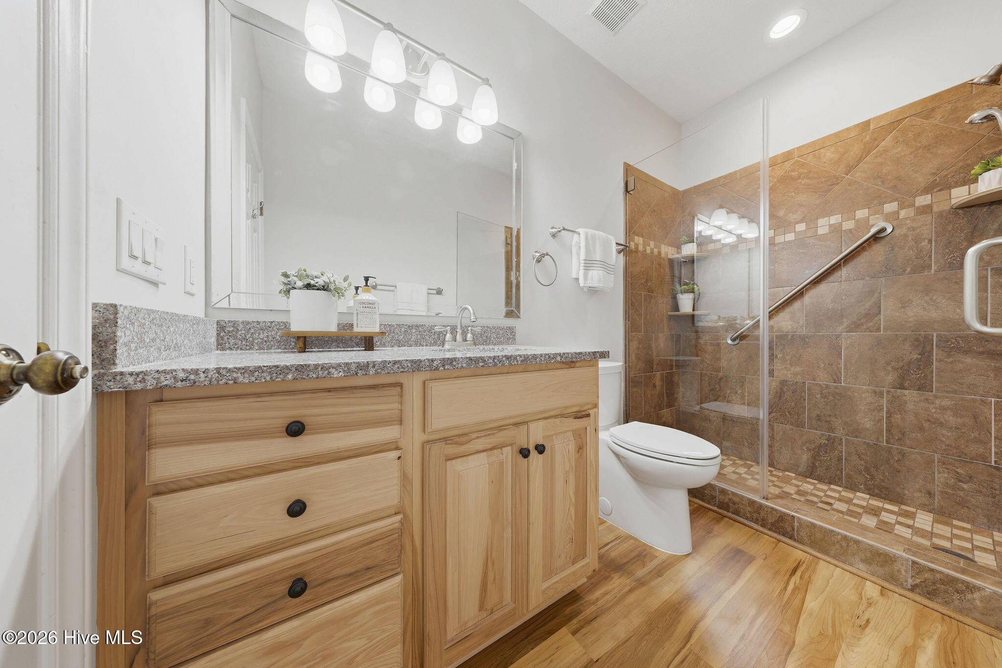 100569569 | Photo 40