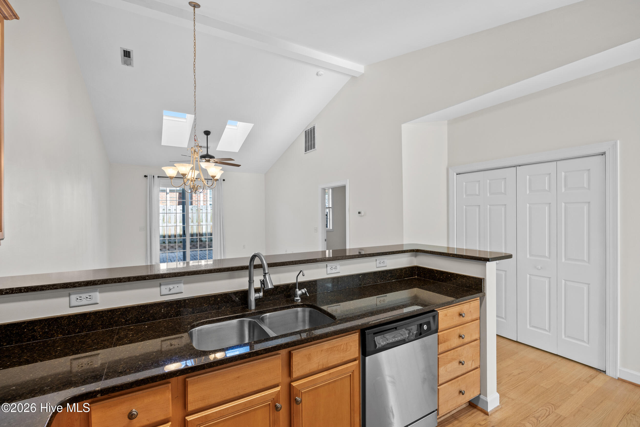 100566827 | Photo 16