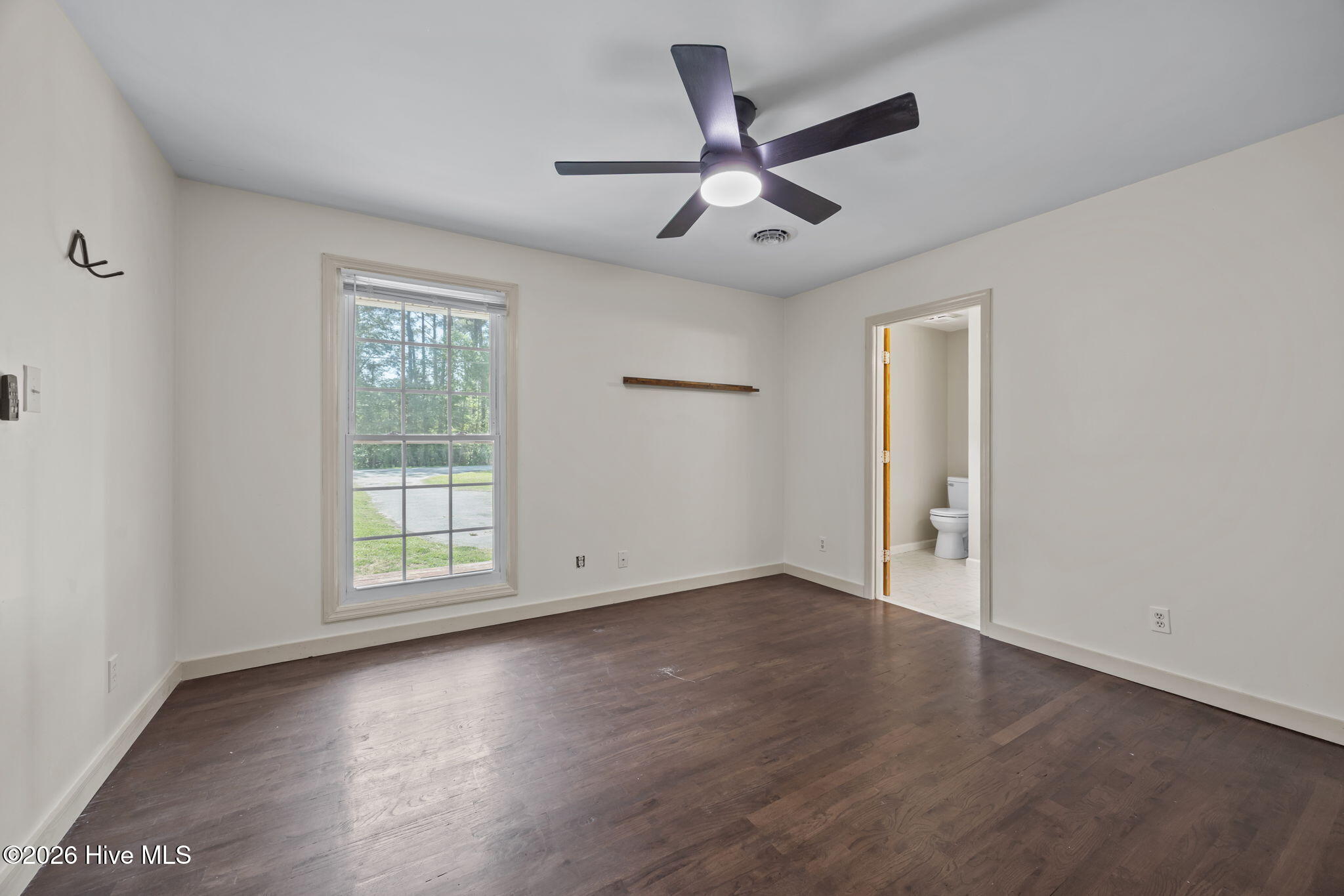 100567940 | Photo 16