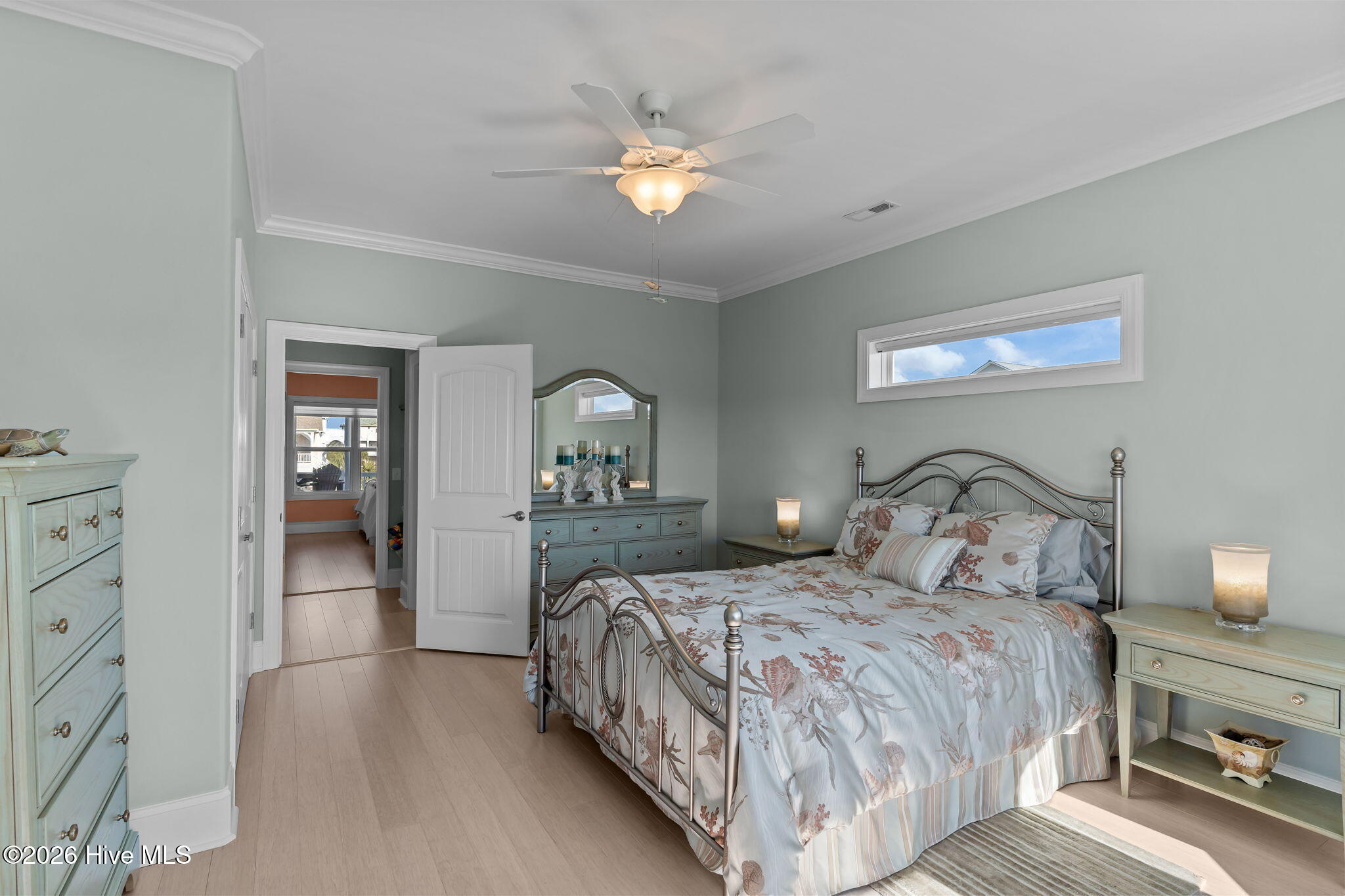 100549161 | Photo 38