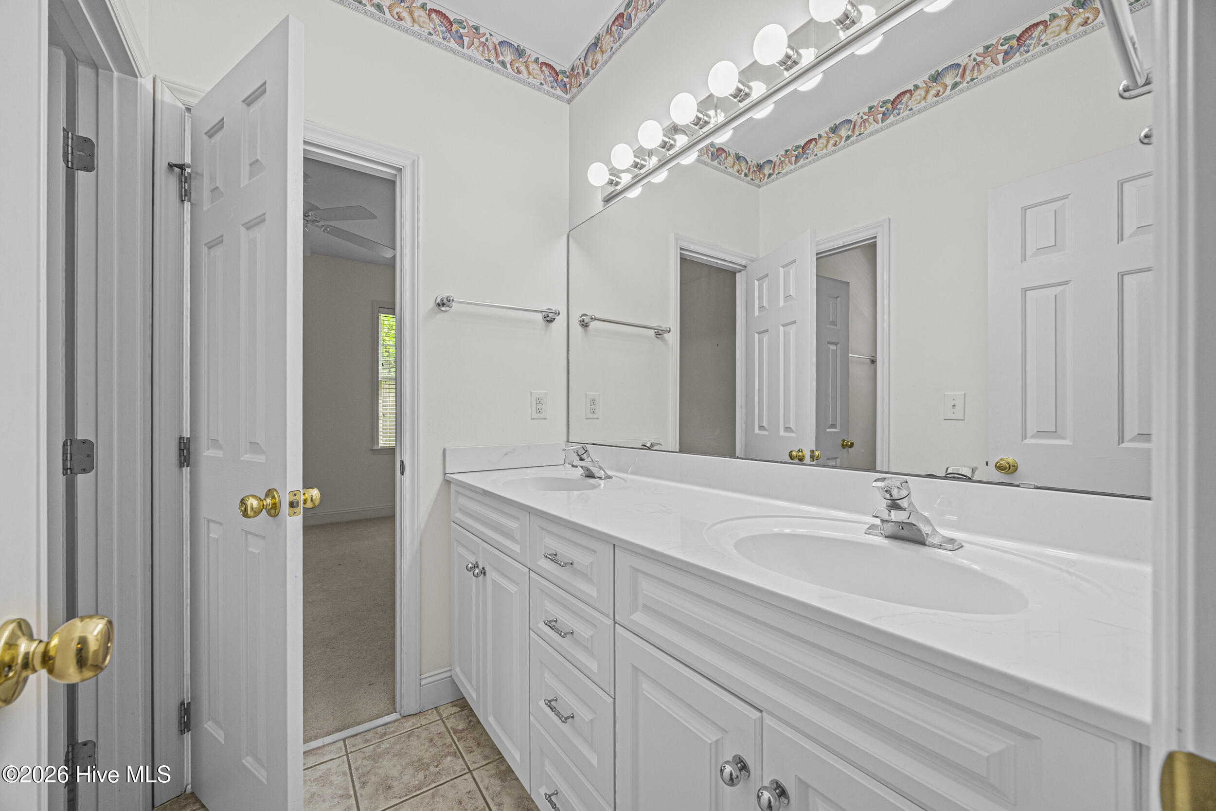 100569840 | Photo 33