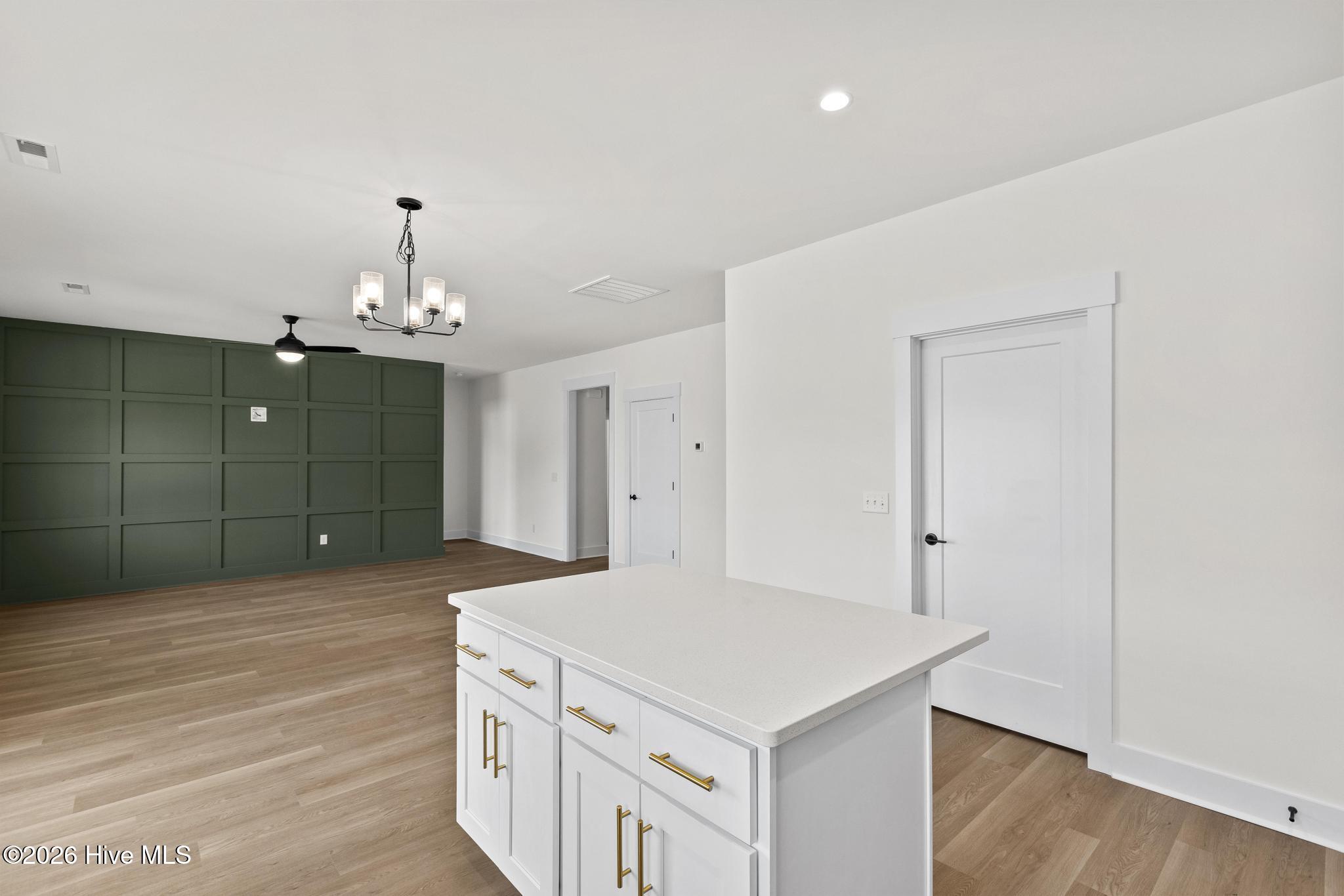 100567238 | Photo 12