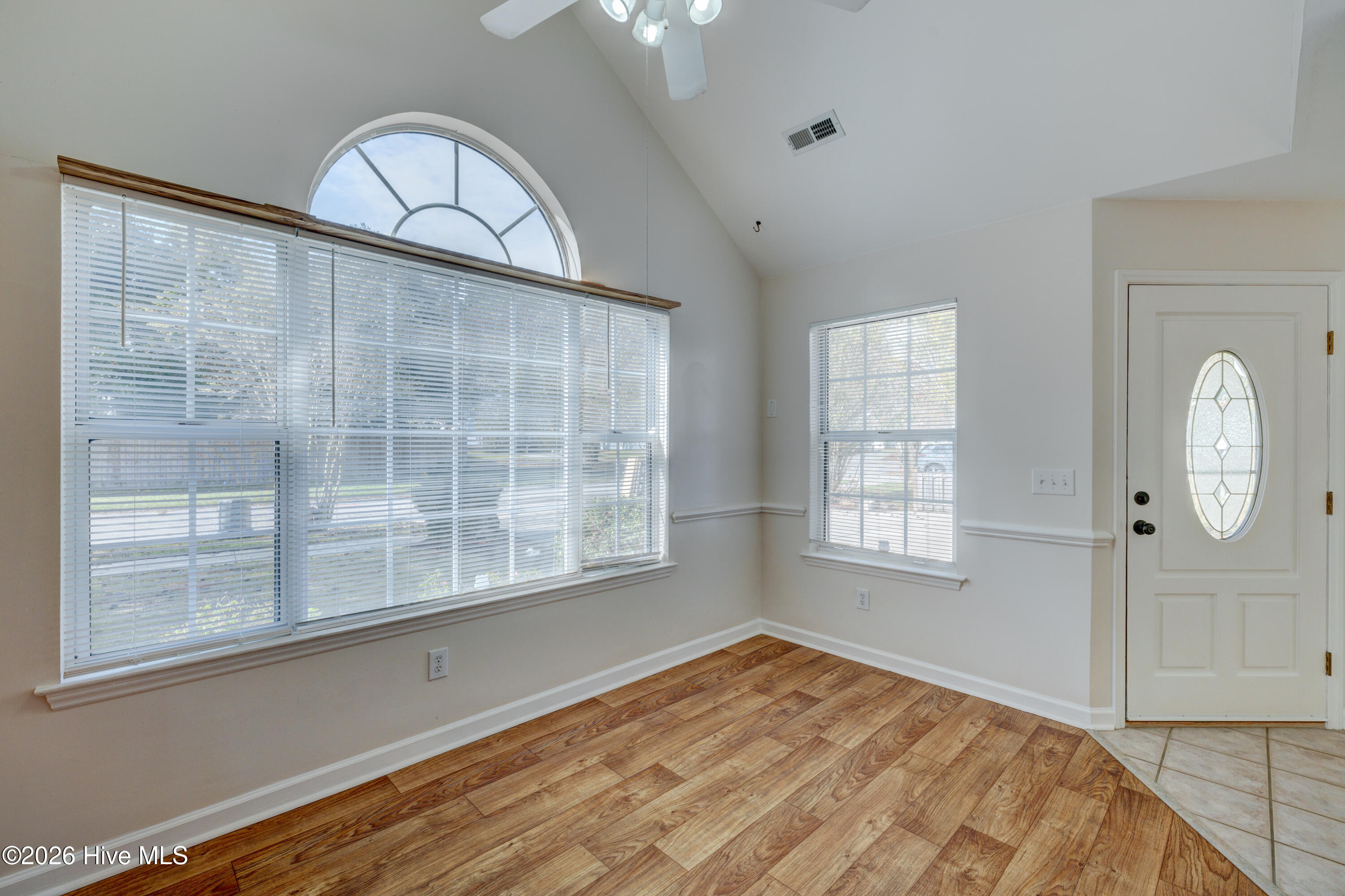 100562738 | Photo 19