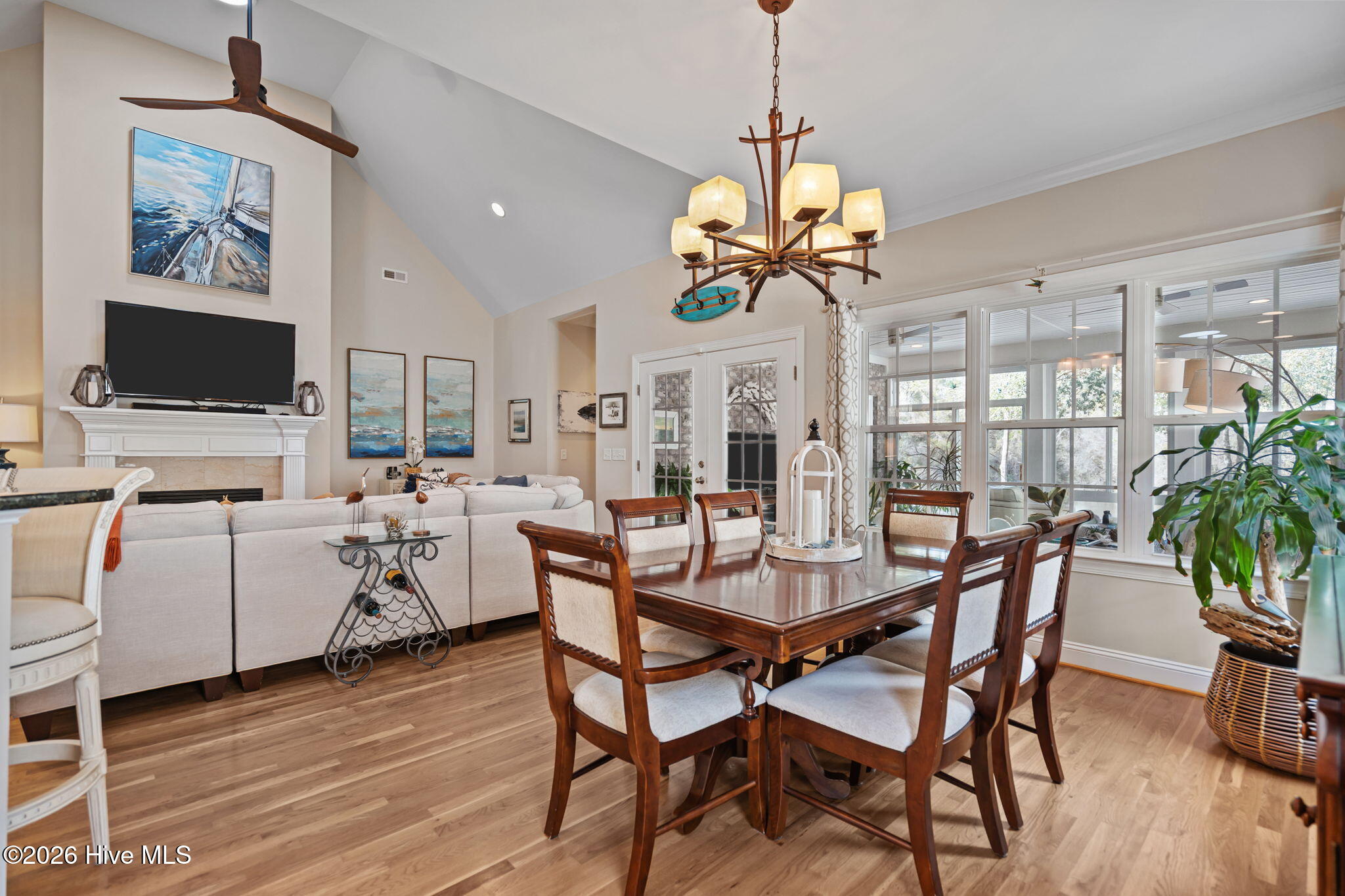 100562248 | Photo 11