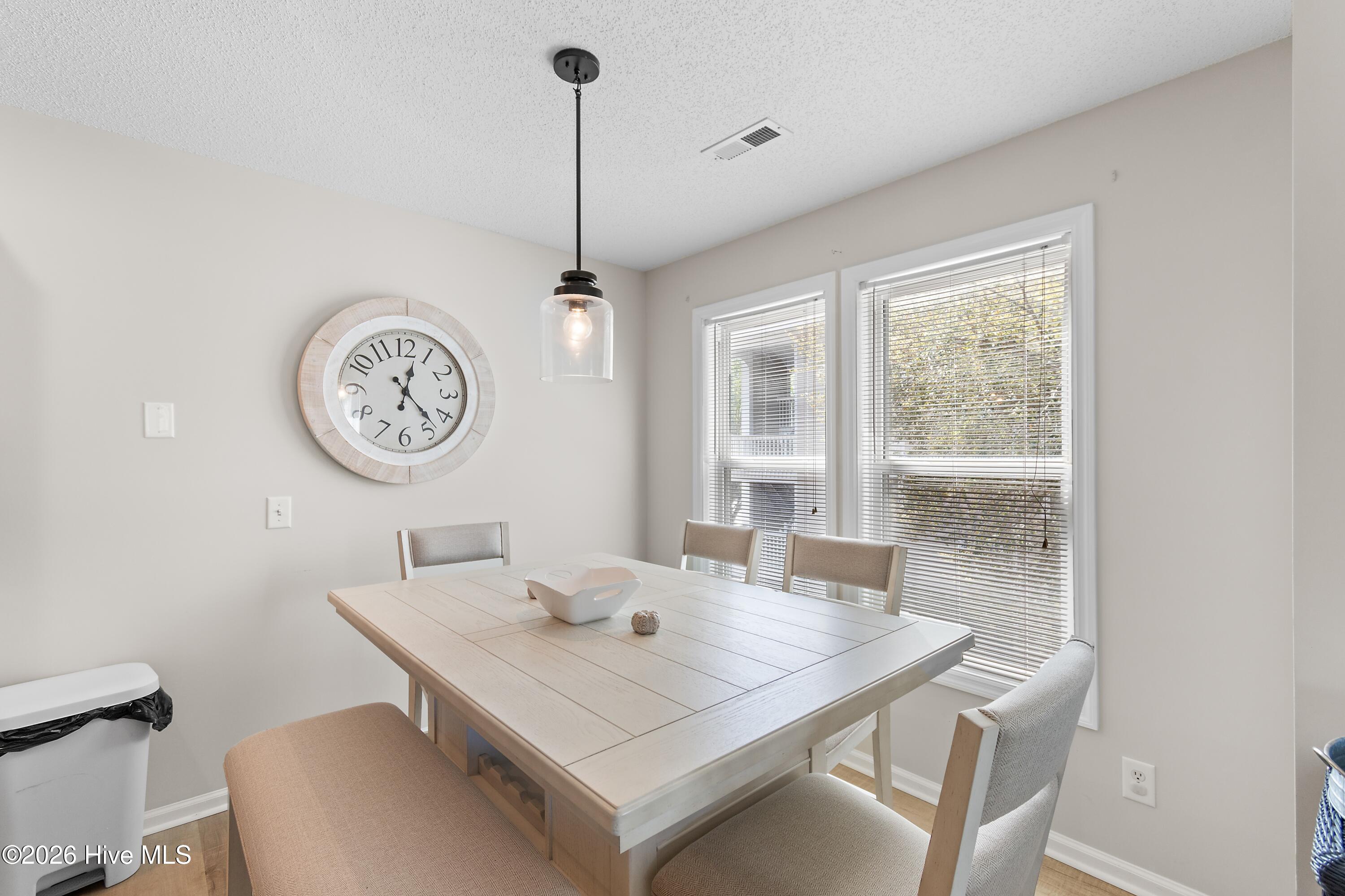 100563960 | Photo 23