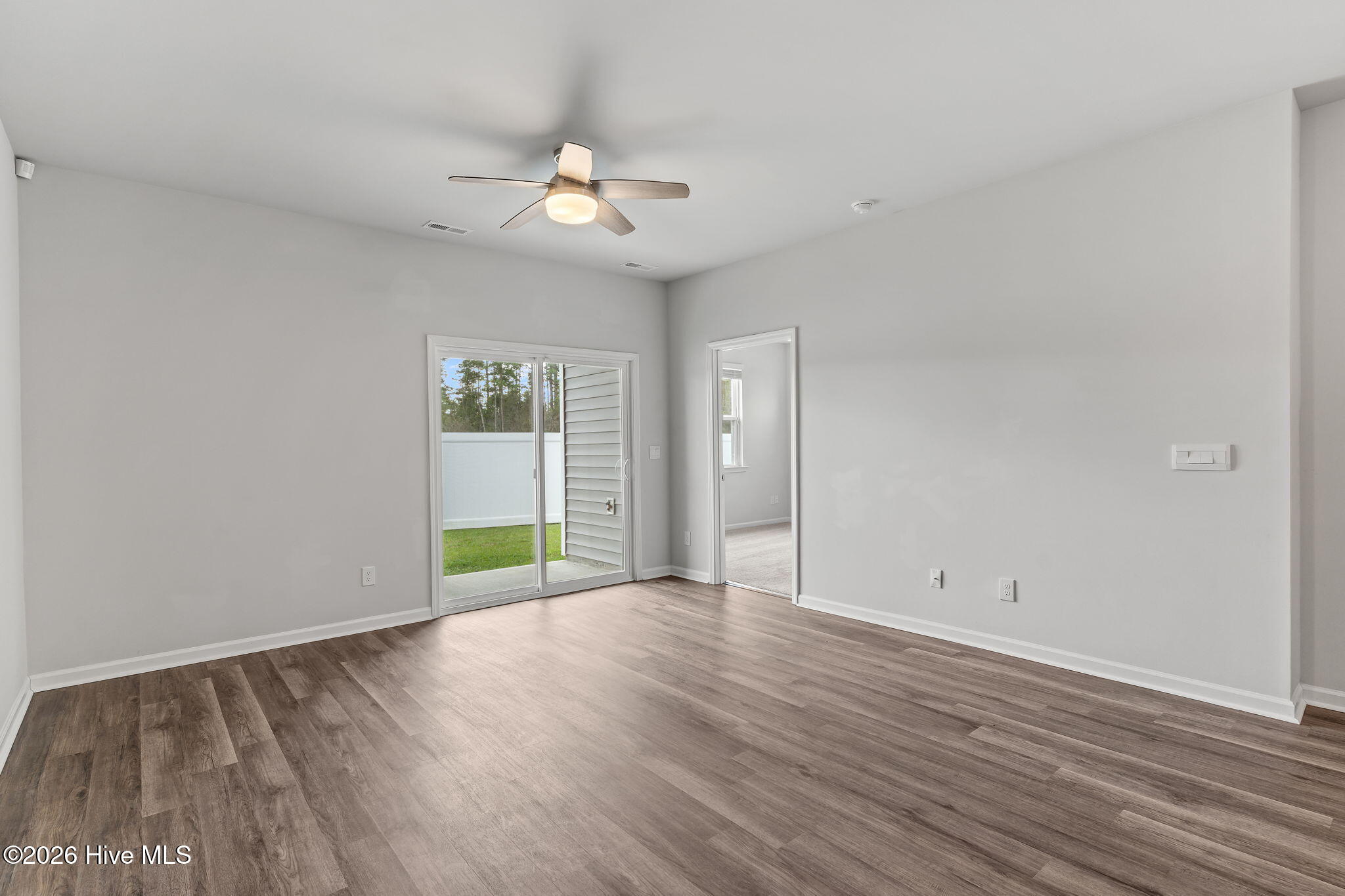 100563227 | Photo 11