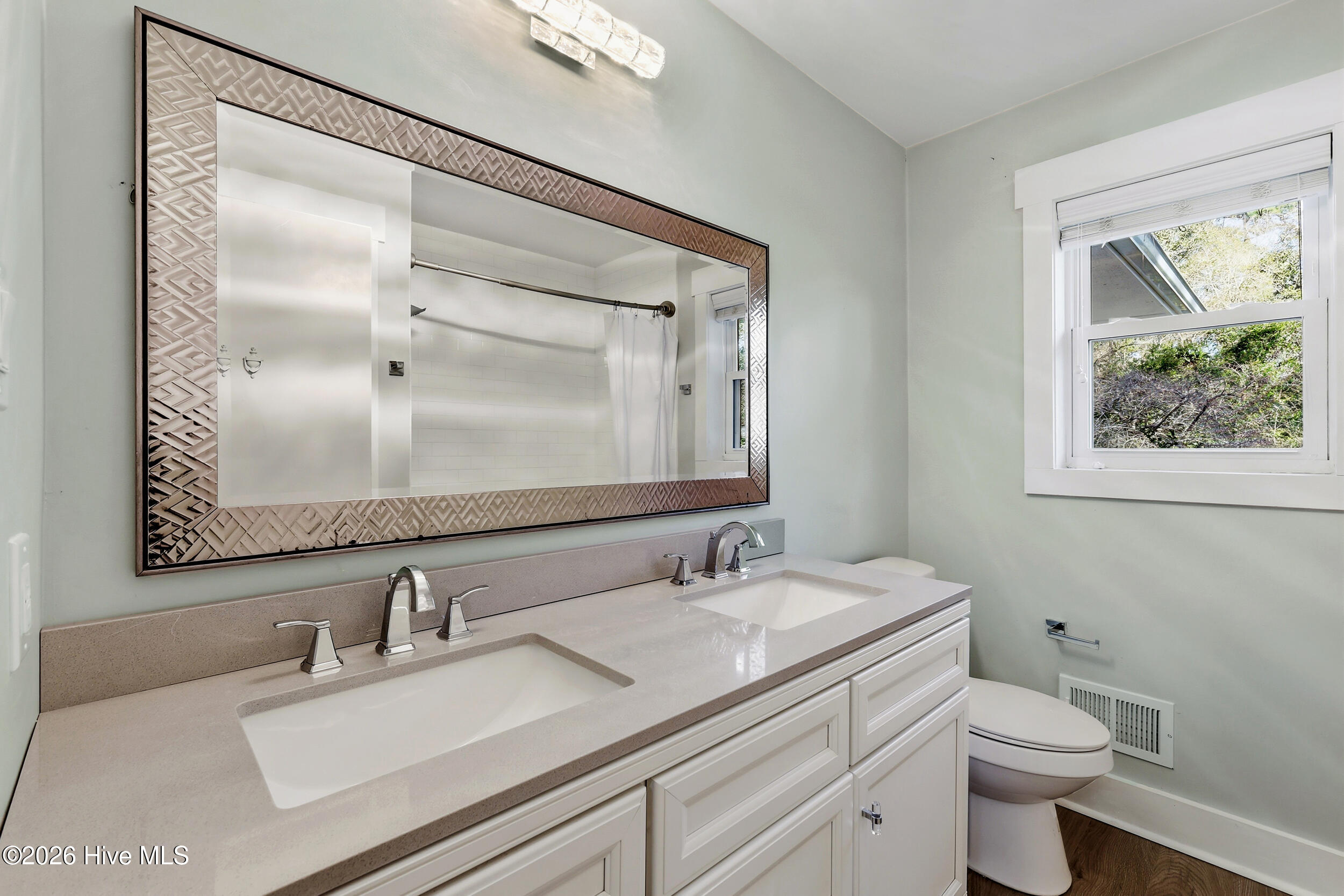 100550925 | Photo 25