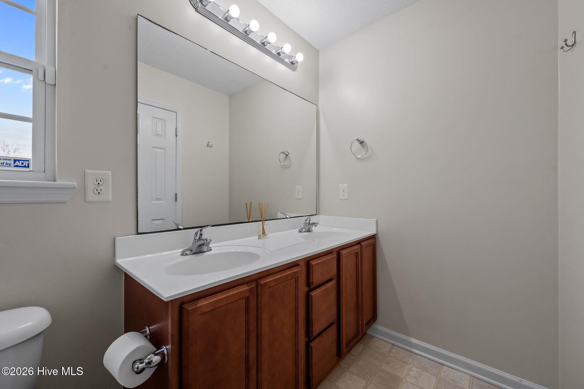 100547343 | Photo 28