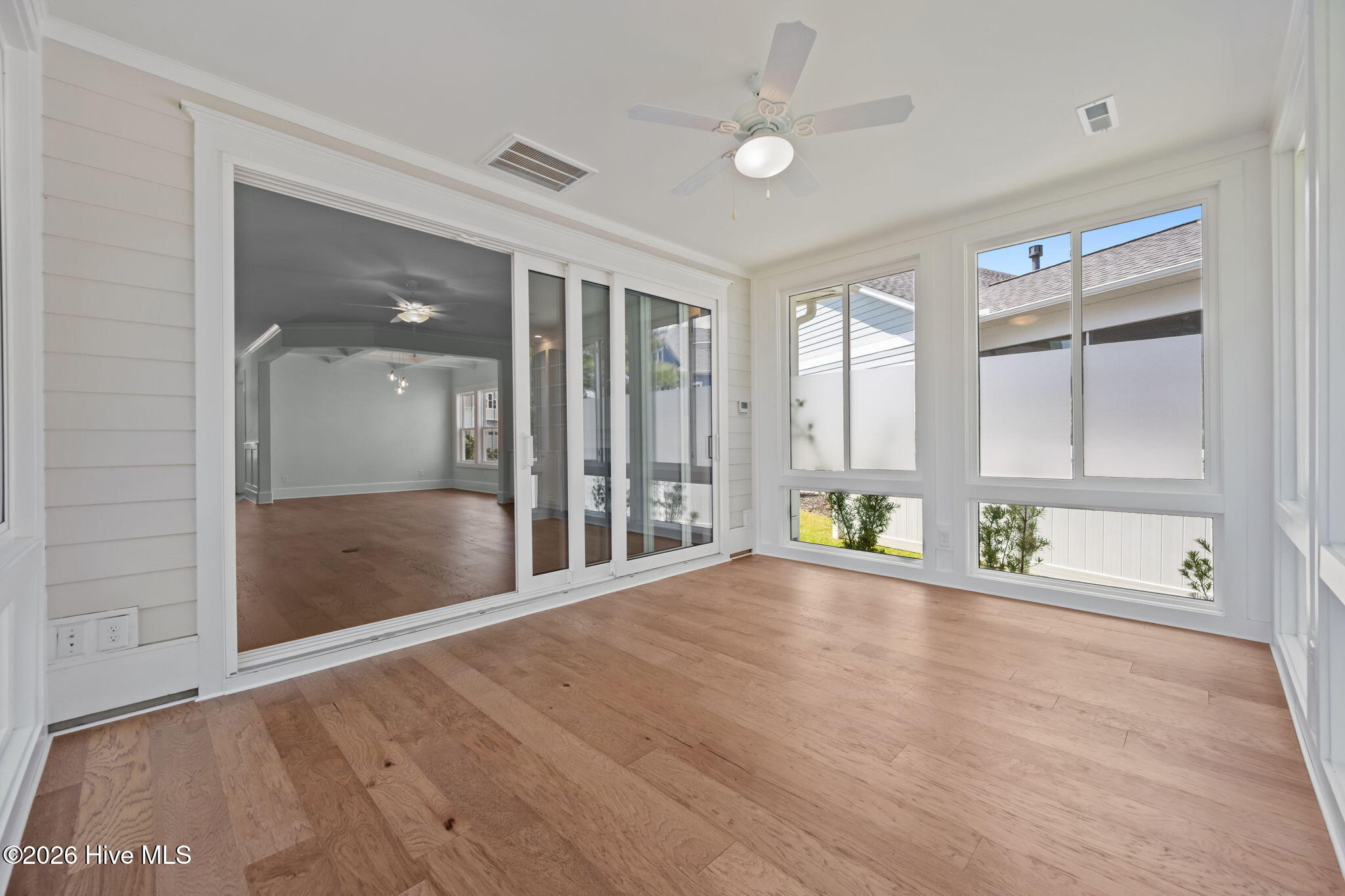 100567980 | Photo 19