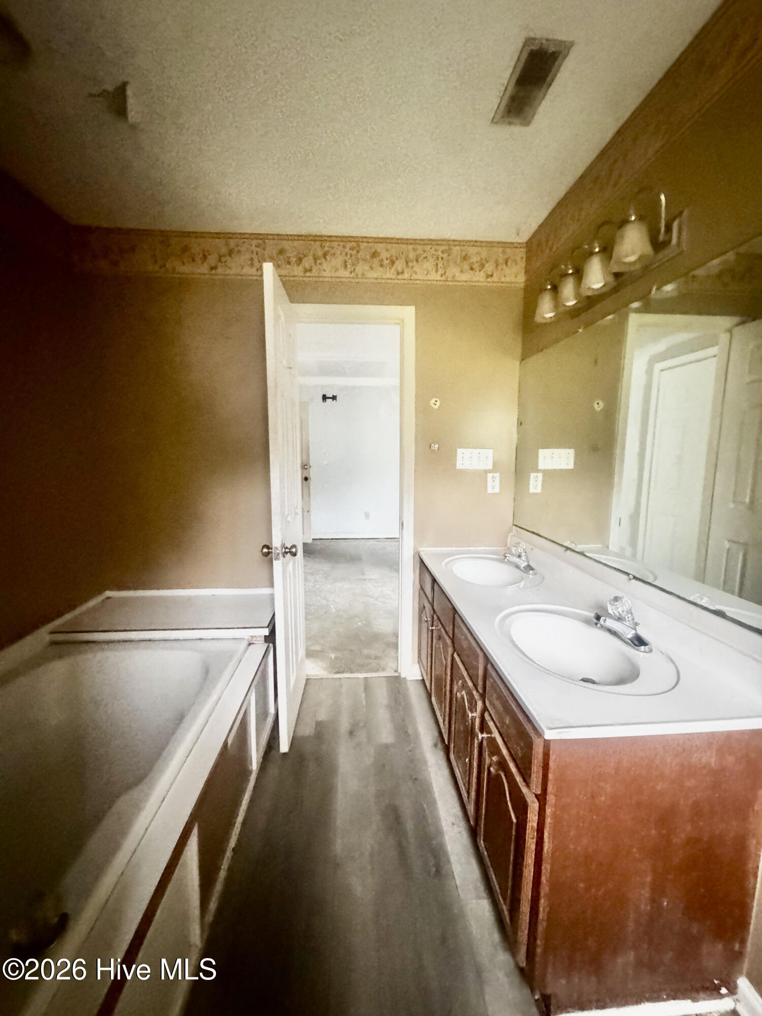 100585275 | Photo 14