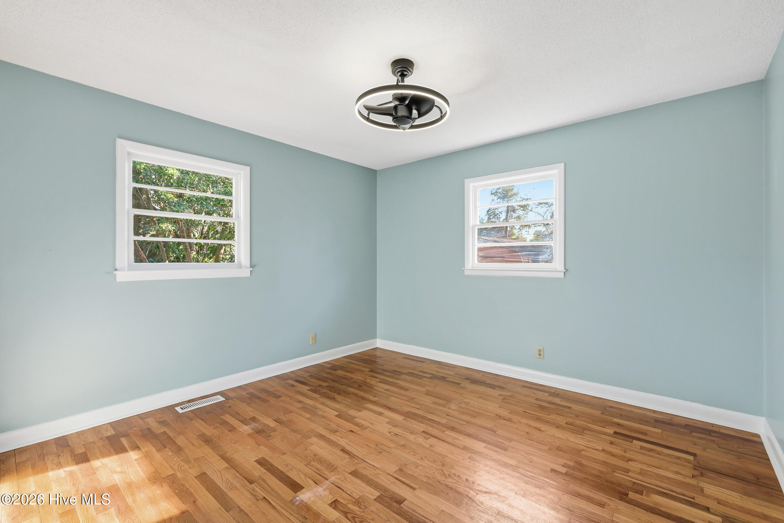 100540296 | Photo 16