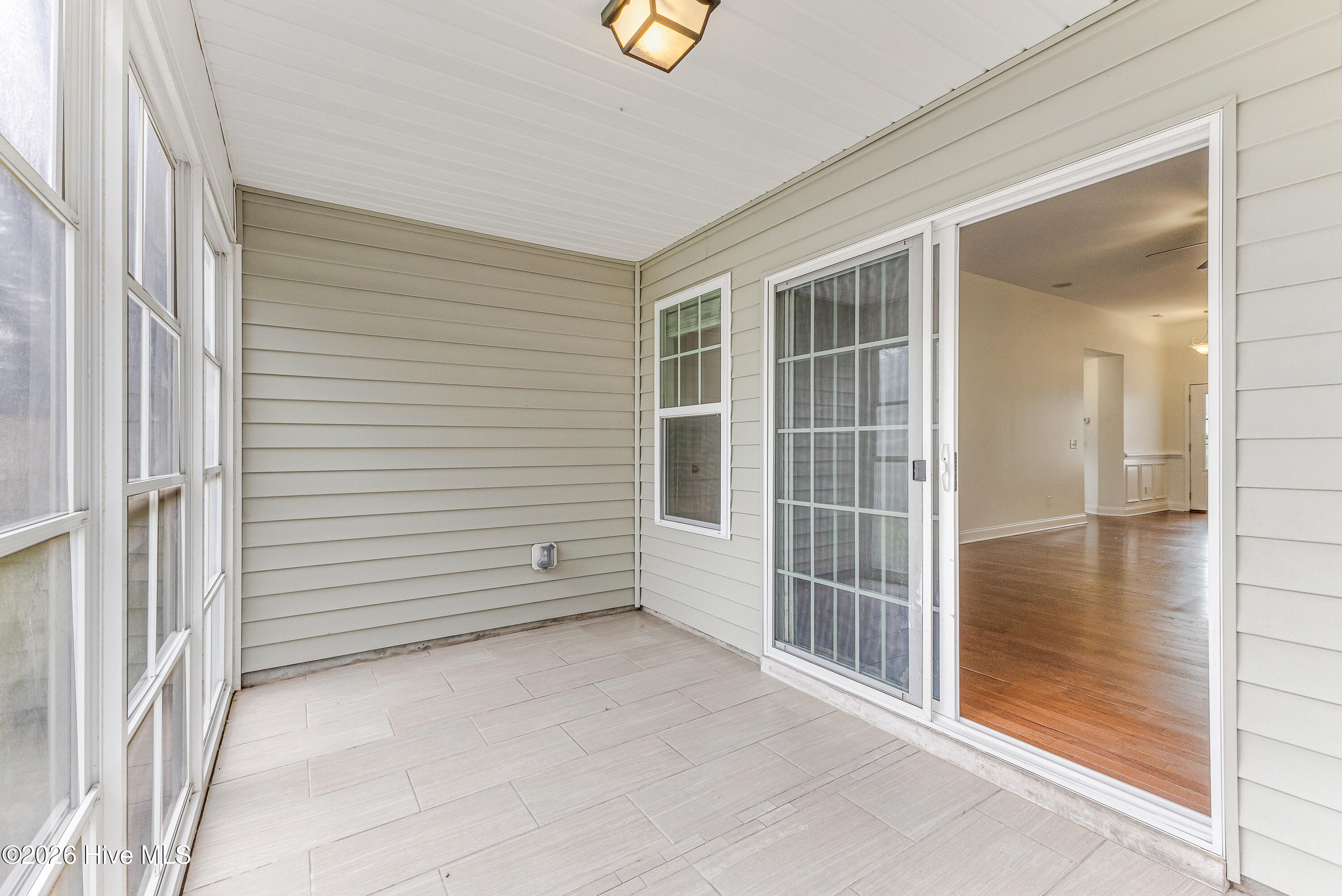 100562129 | Photo 32