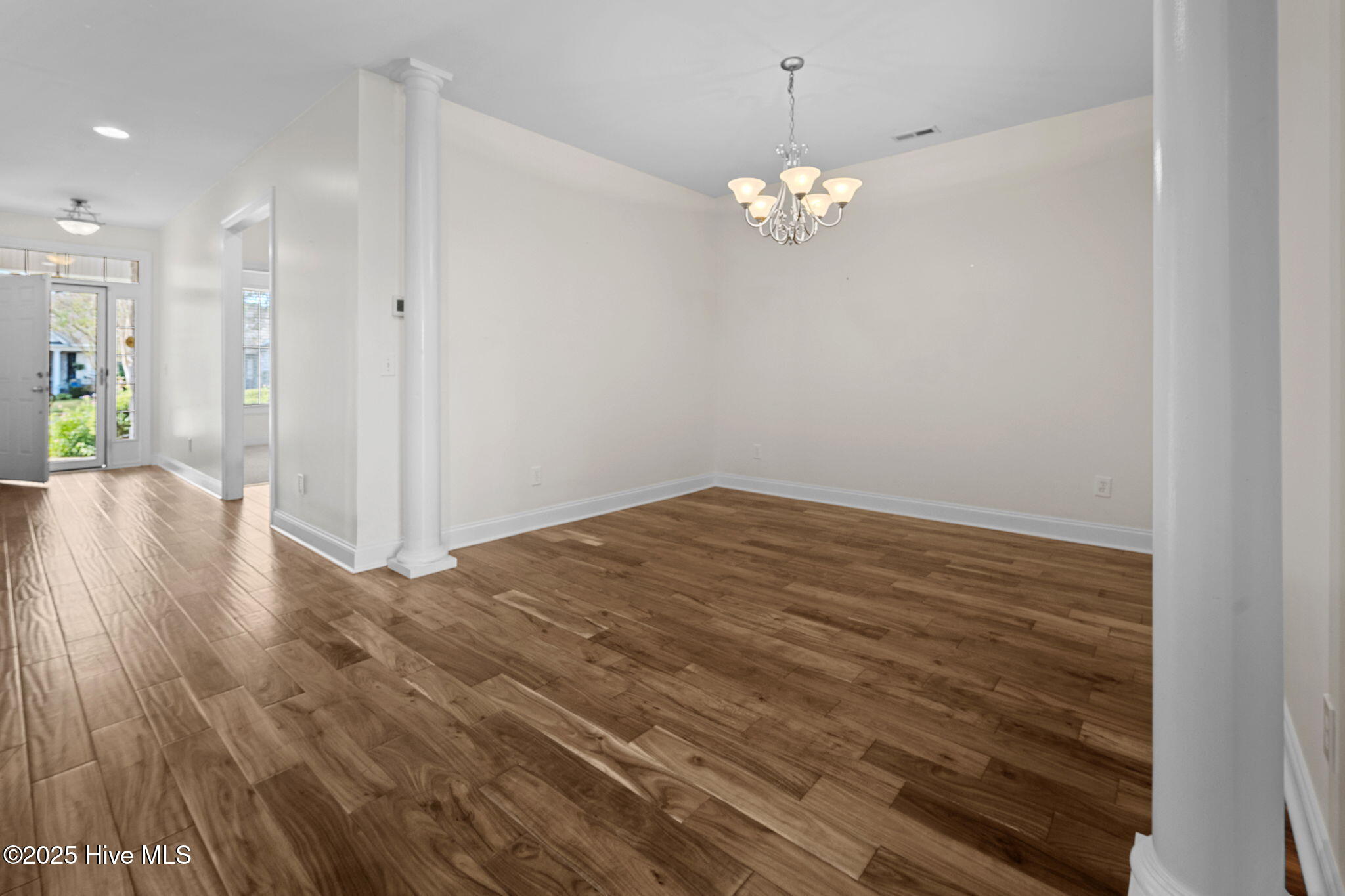 100535127 | Photo 15