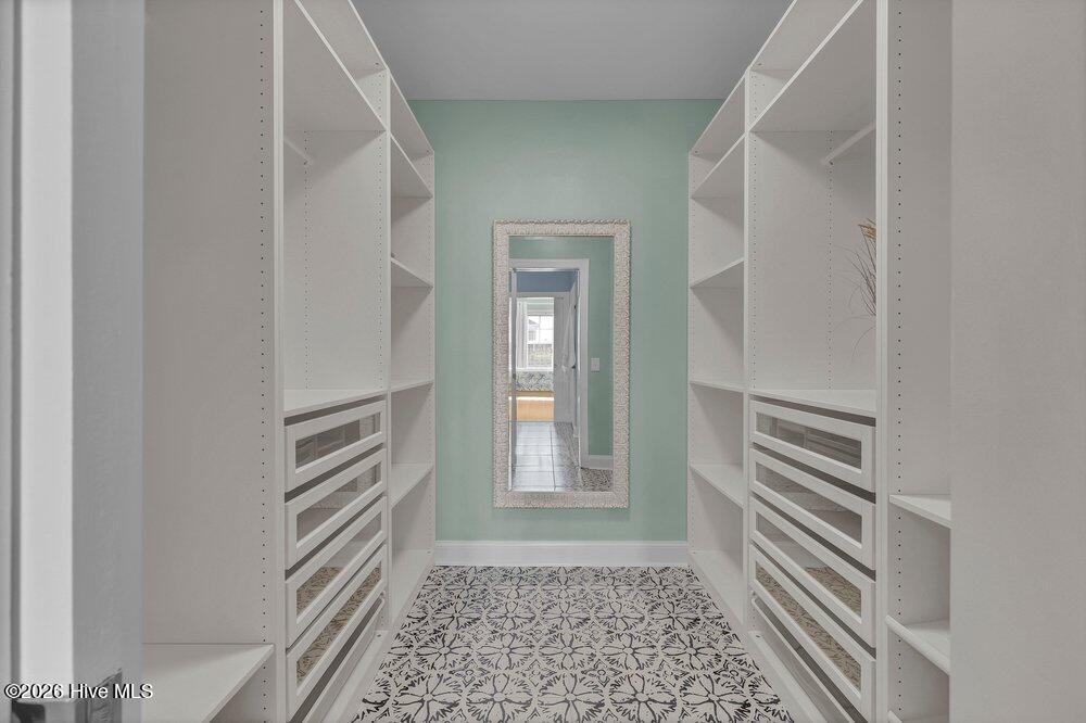 100570367 | Photo 18