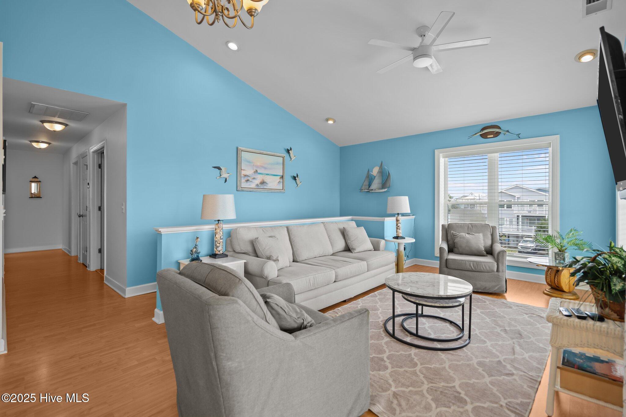 100517725 | Photo 18