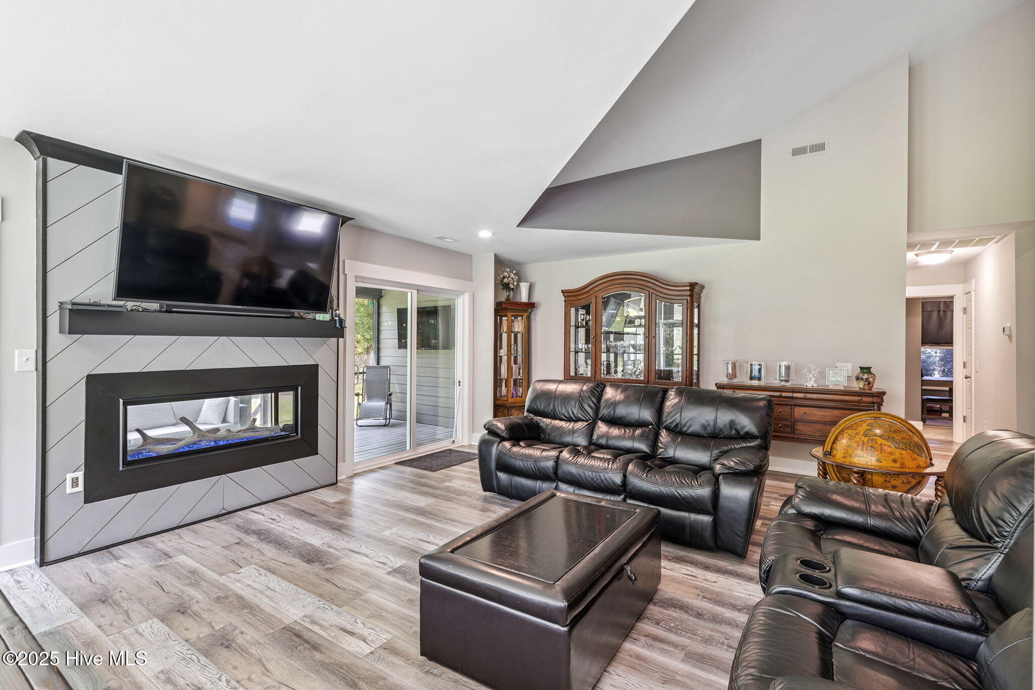 100520398 | Photo 11