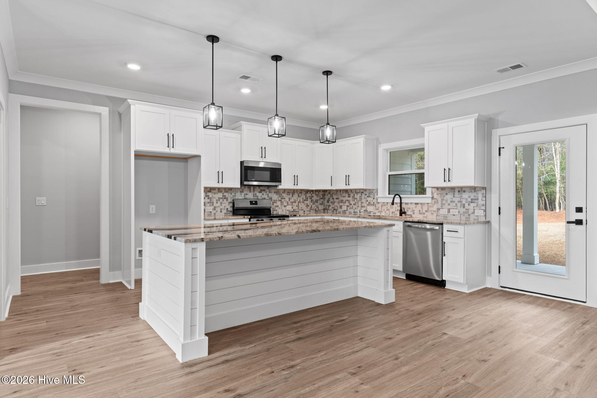 100557701 | Photo 13