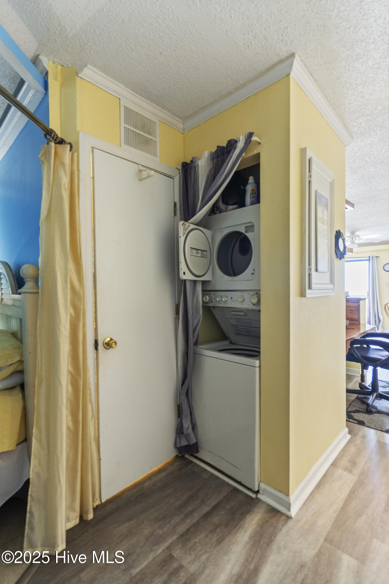 100502561 | Photo 11