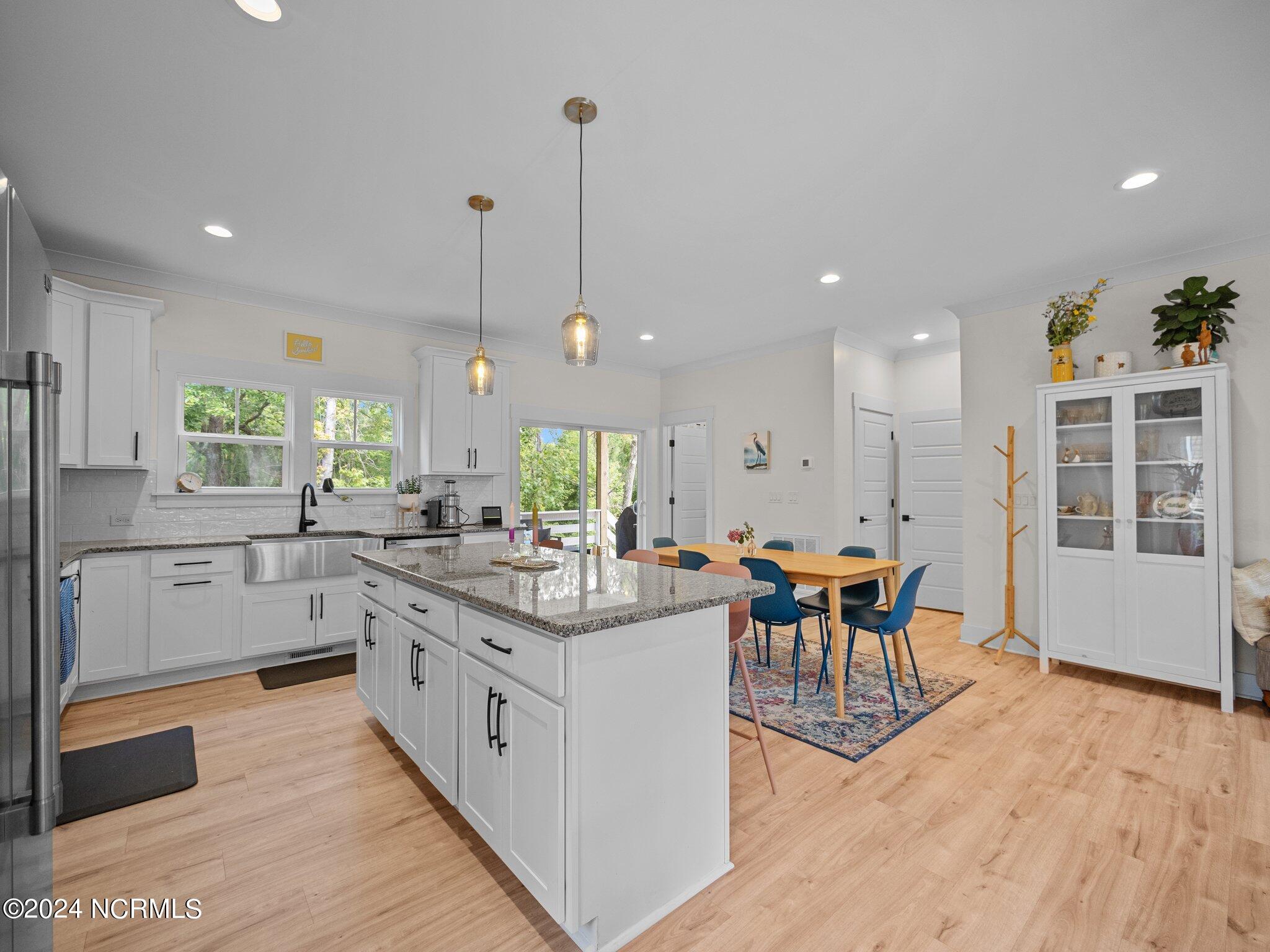 100560825 | Photo 19