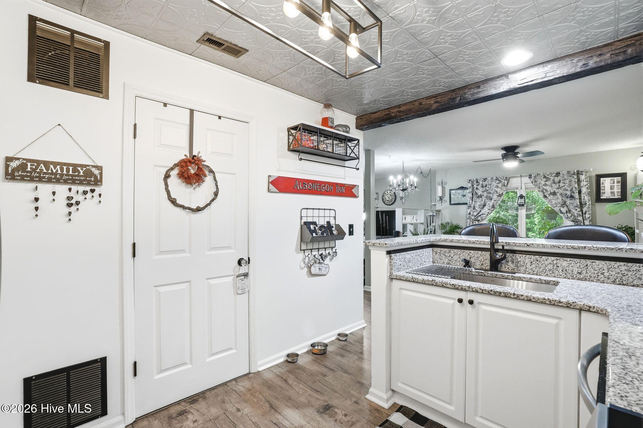 100566564 | Photo 15