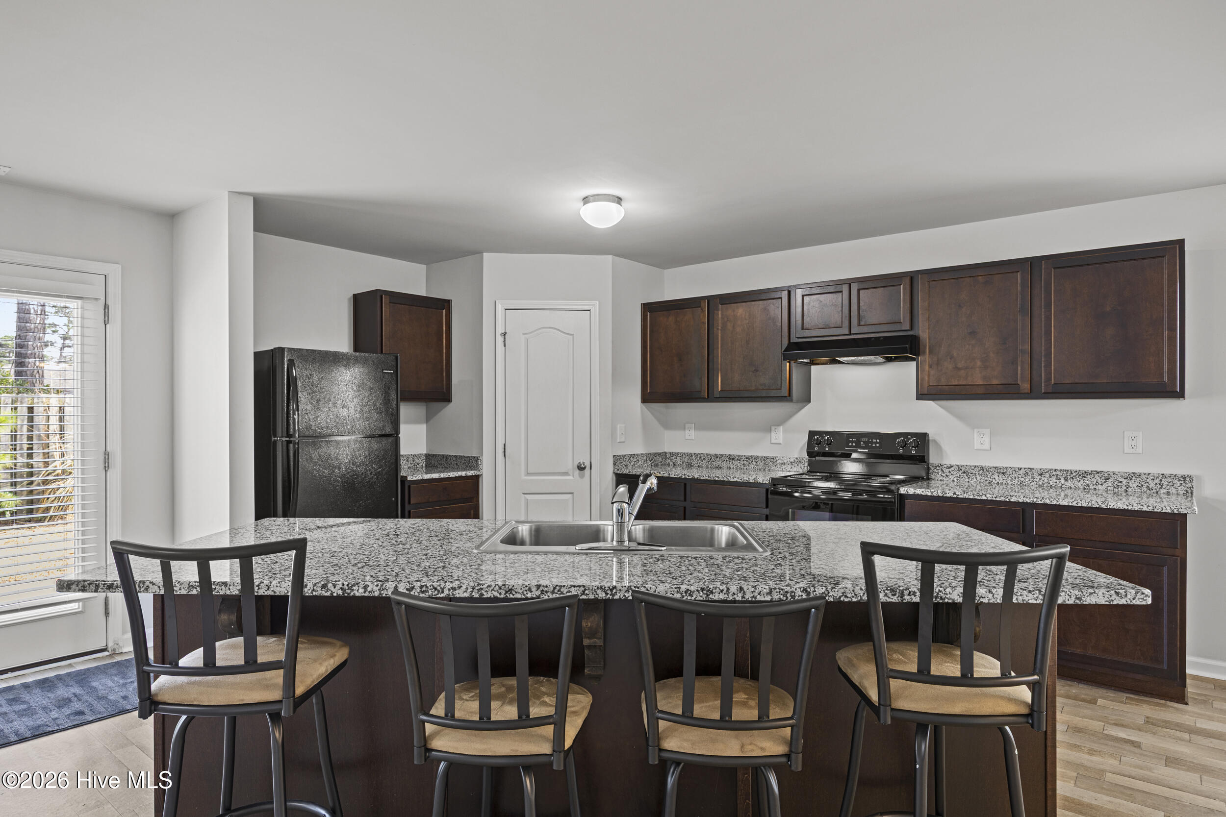 100557017 | Photo 11