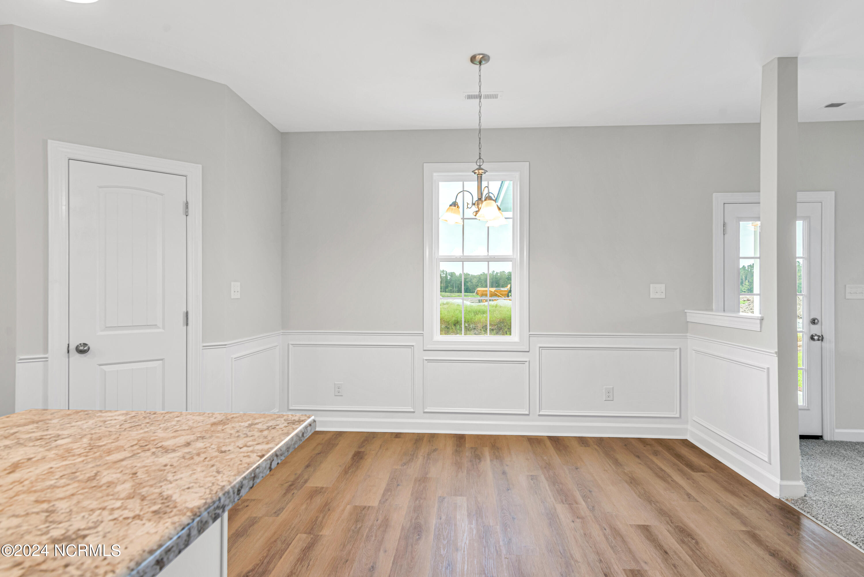 100562805 | Photo 13