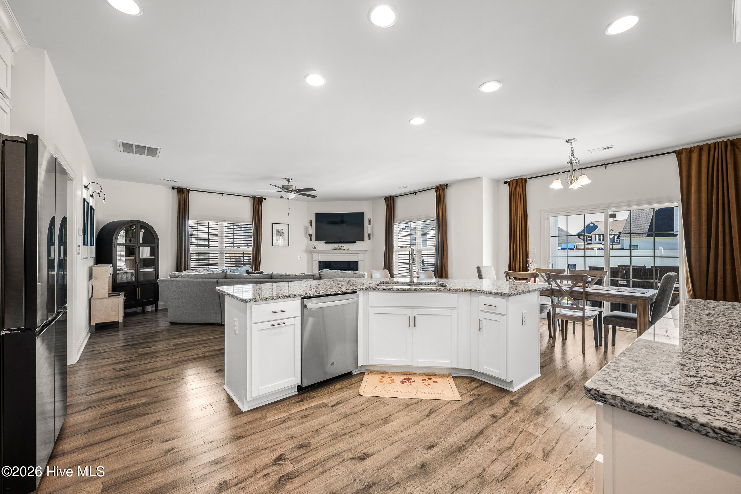 100567296 | Photo 16