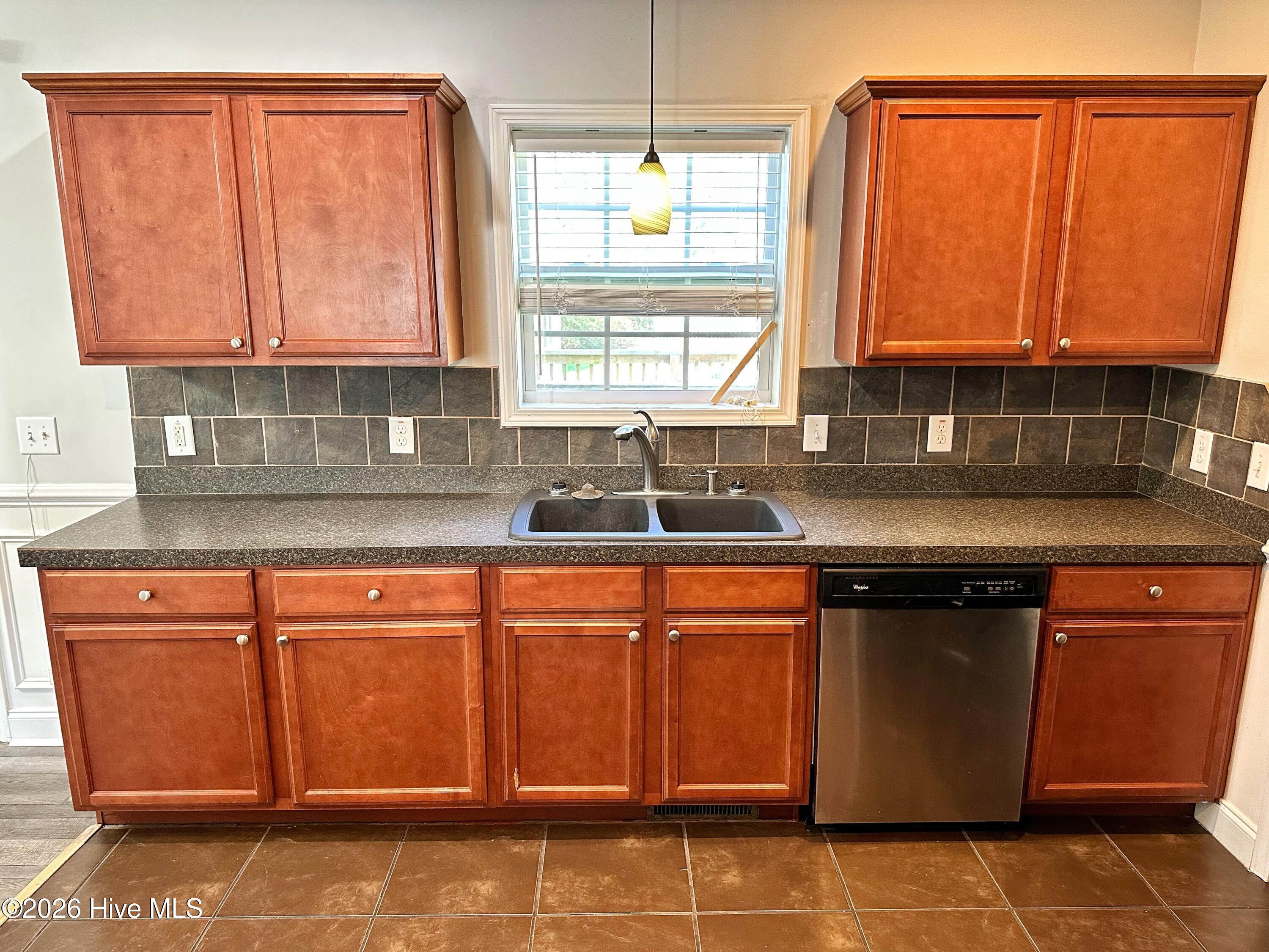 100562100 | Photo 11