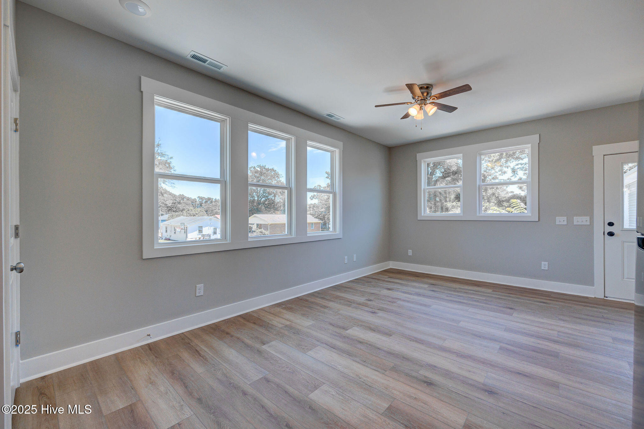 100527296 | Photo 35