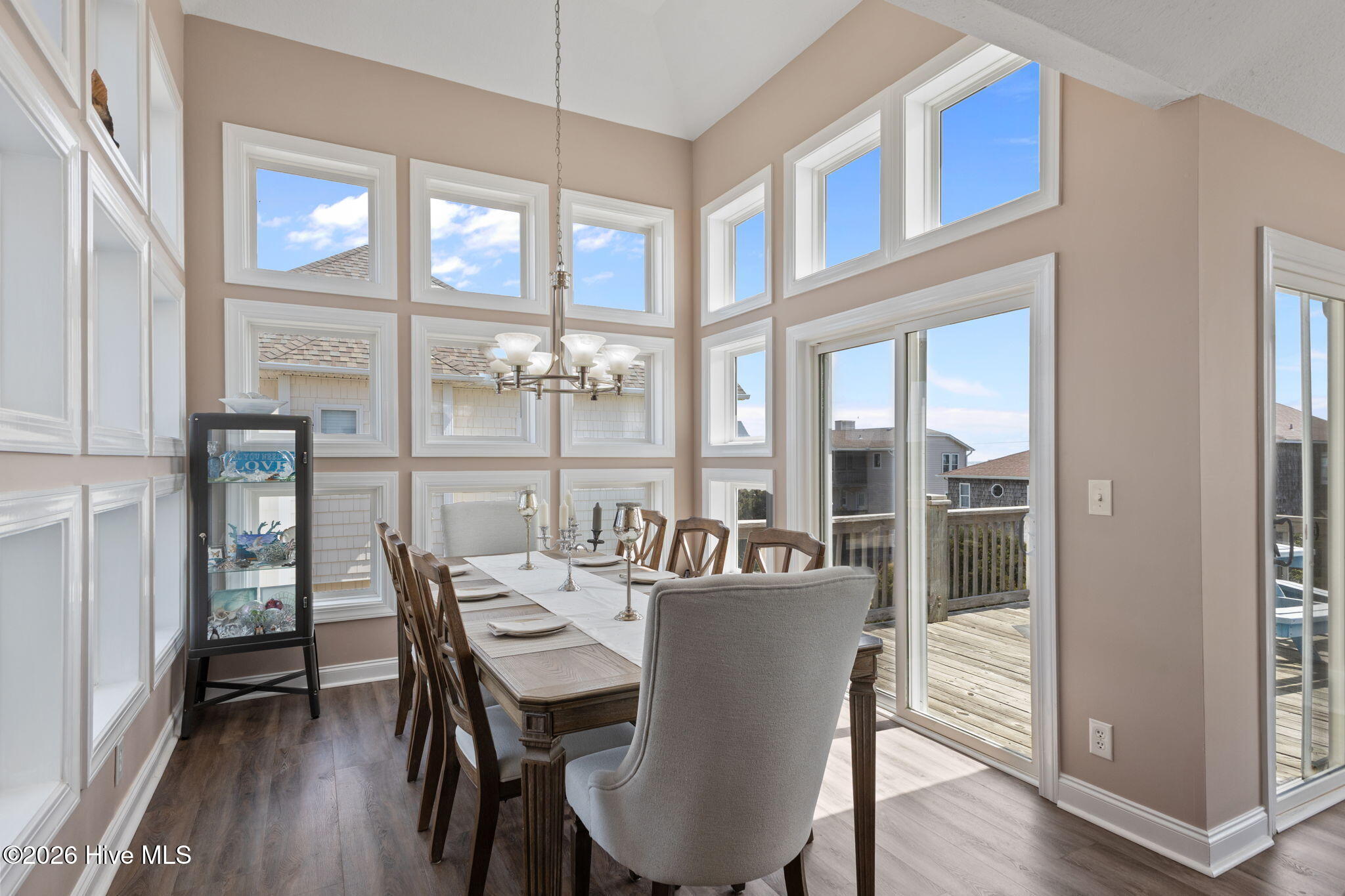 100563180 | Photo 17