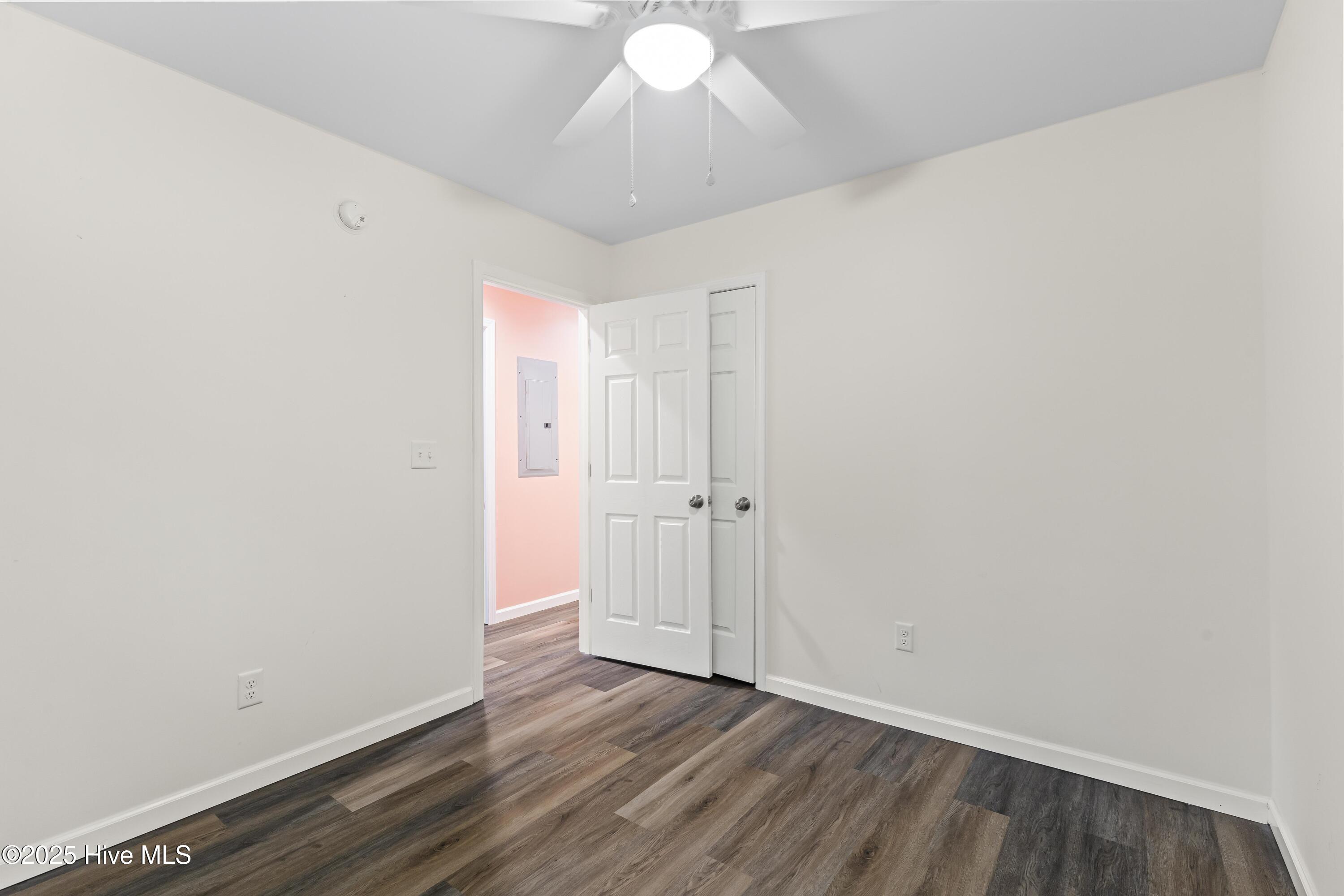 100548487 | Photo 23