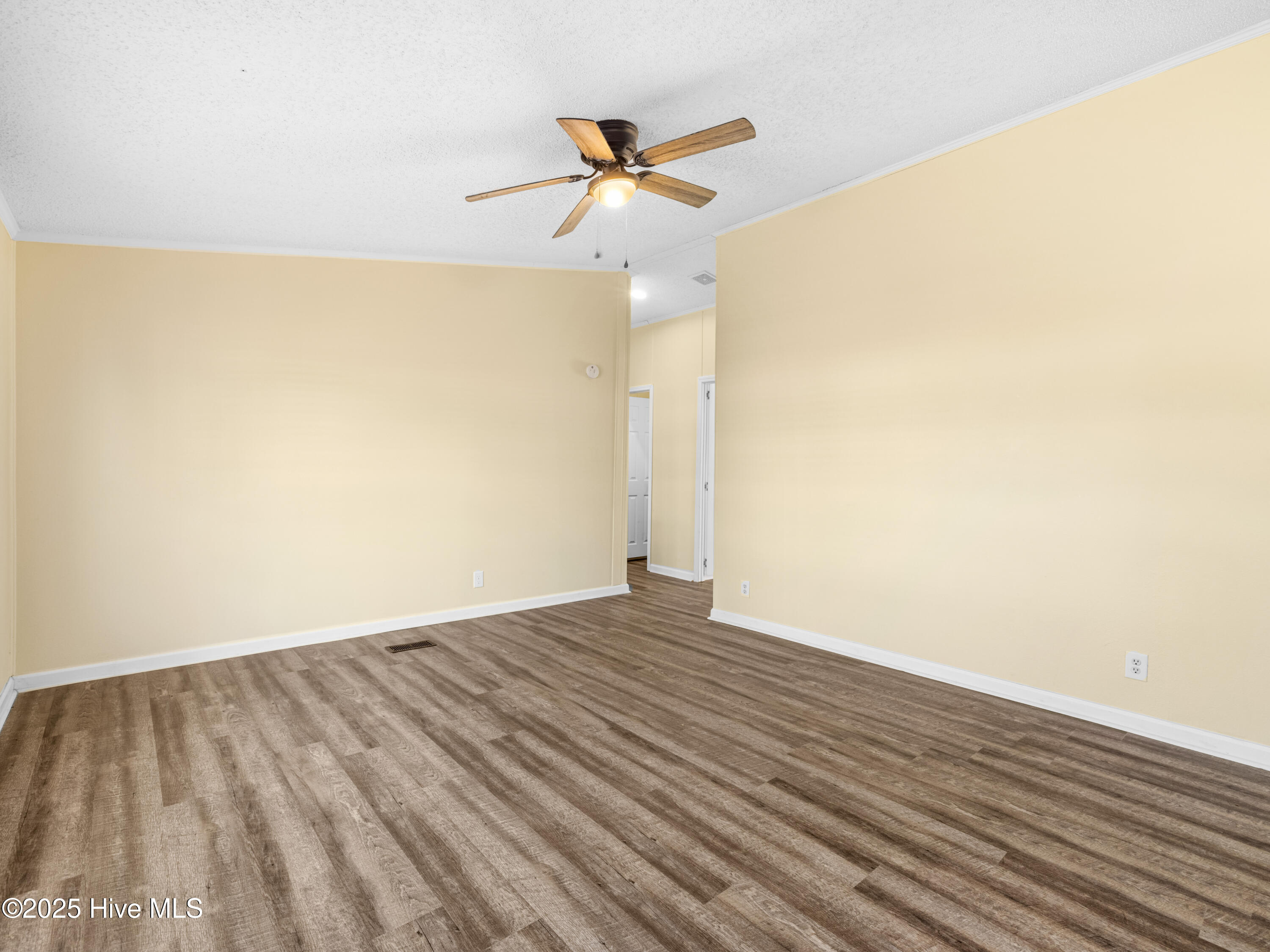 100540090 | Photo 10