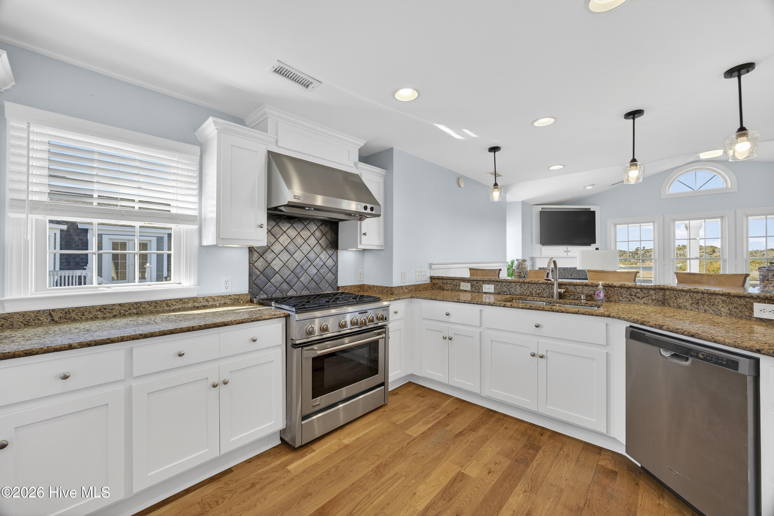 100554981 | Photo 76