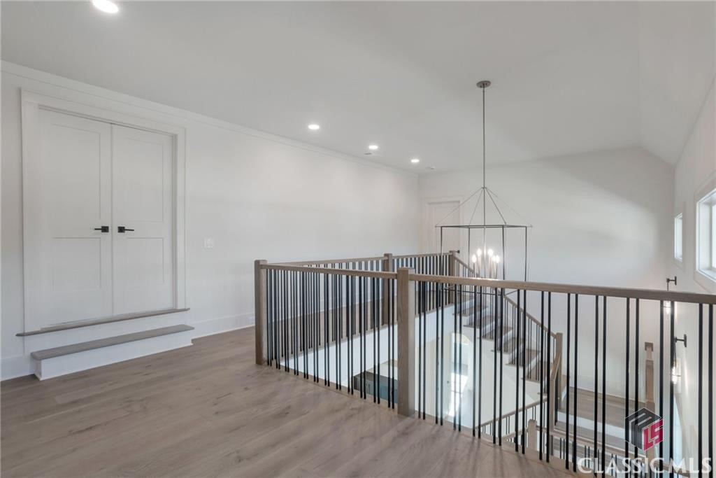 Loft - Beautiful with lots of natural light!