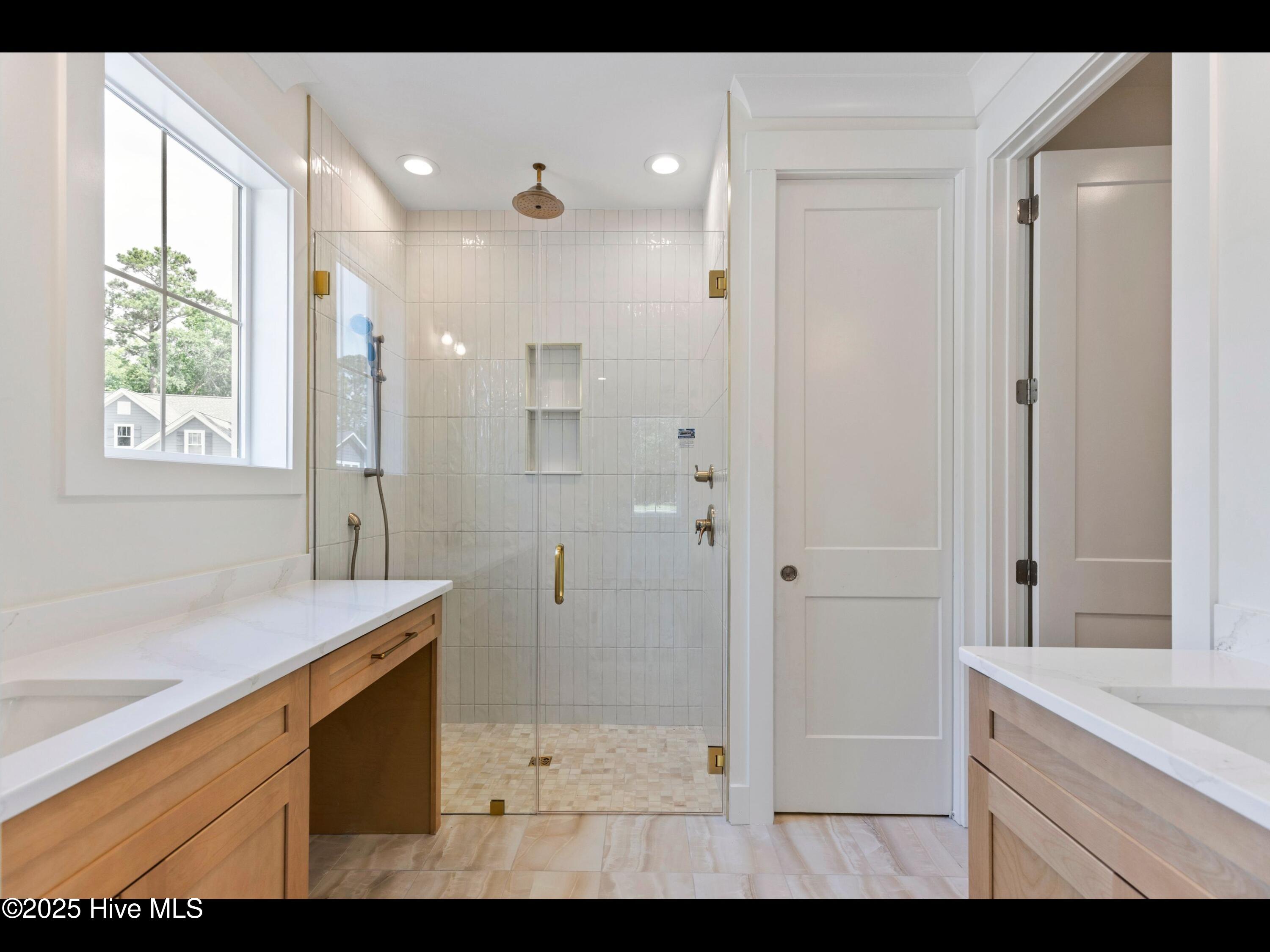 100490321 | Photo 26