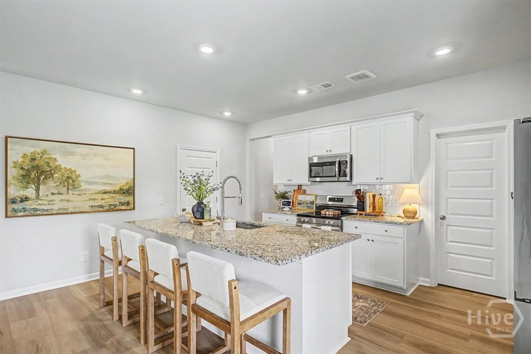 Kitchen with breakfast bar