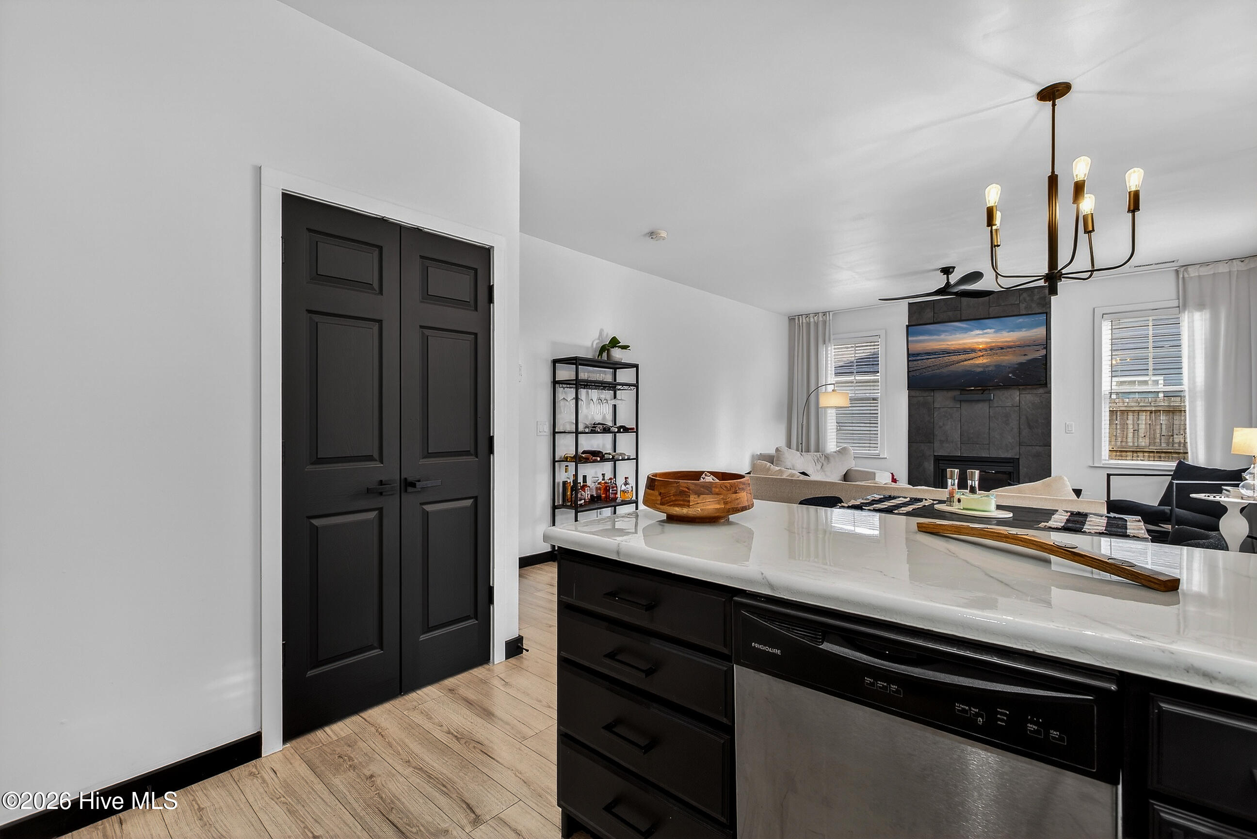 100548948 | Photo 14