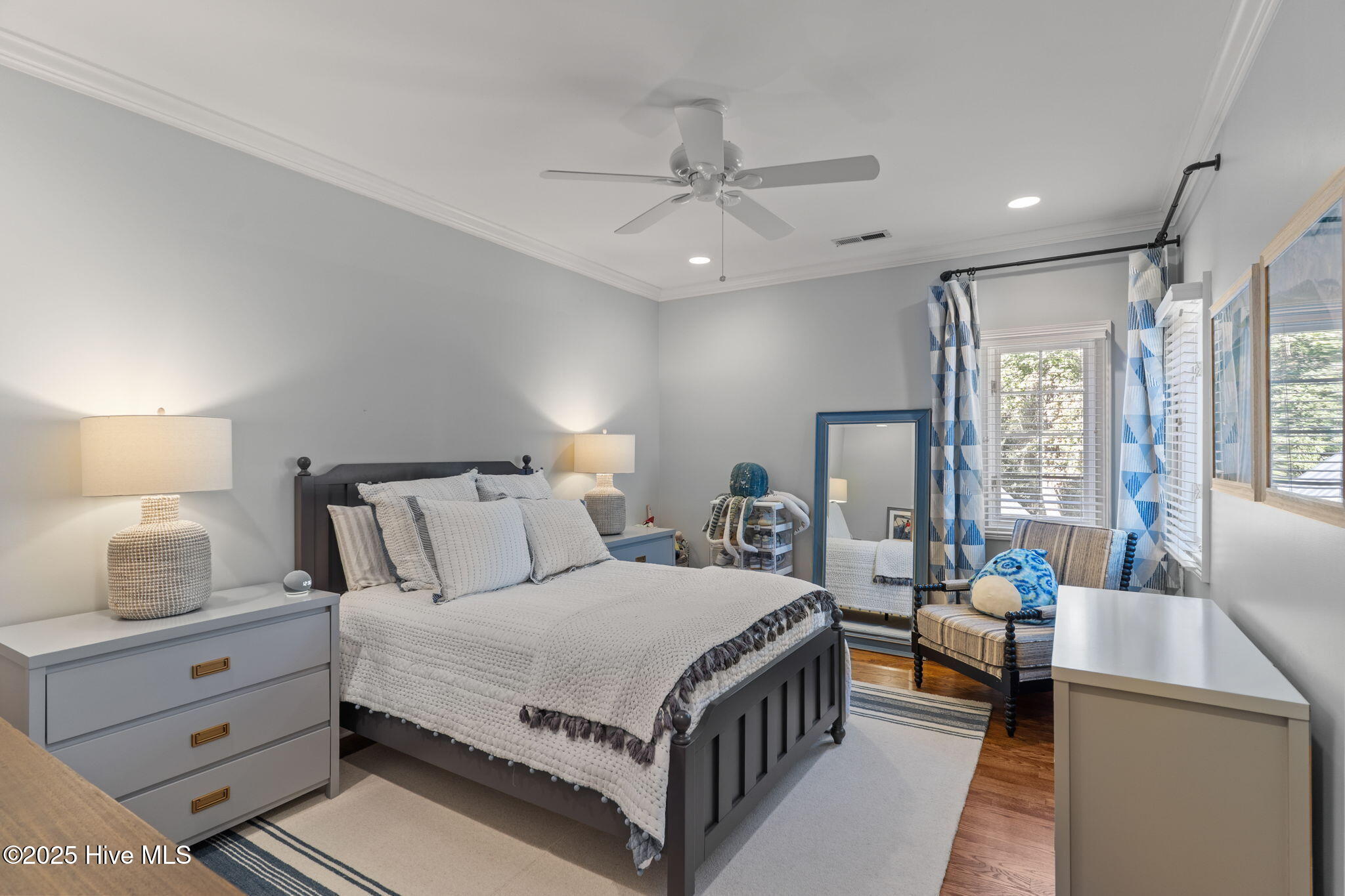 100537269 | Photo 58