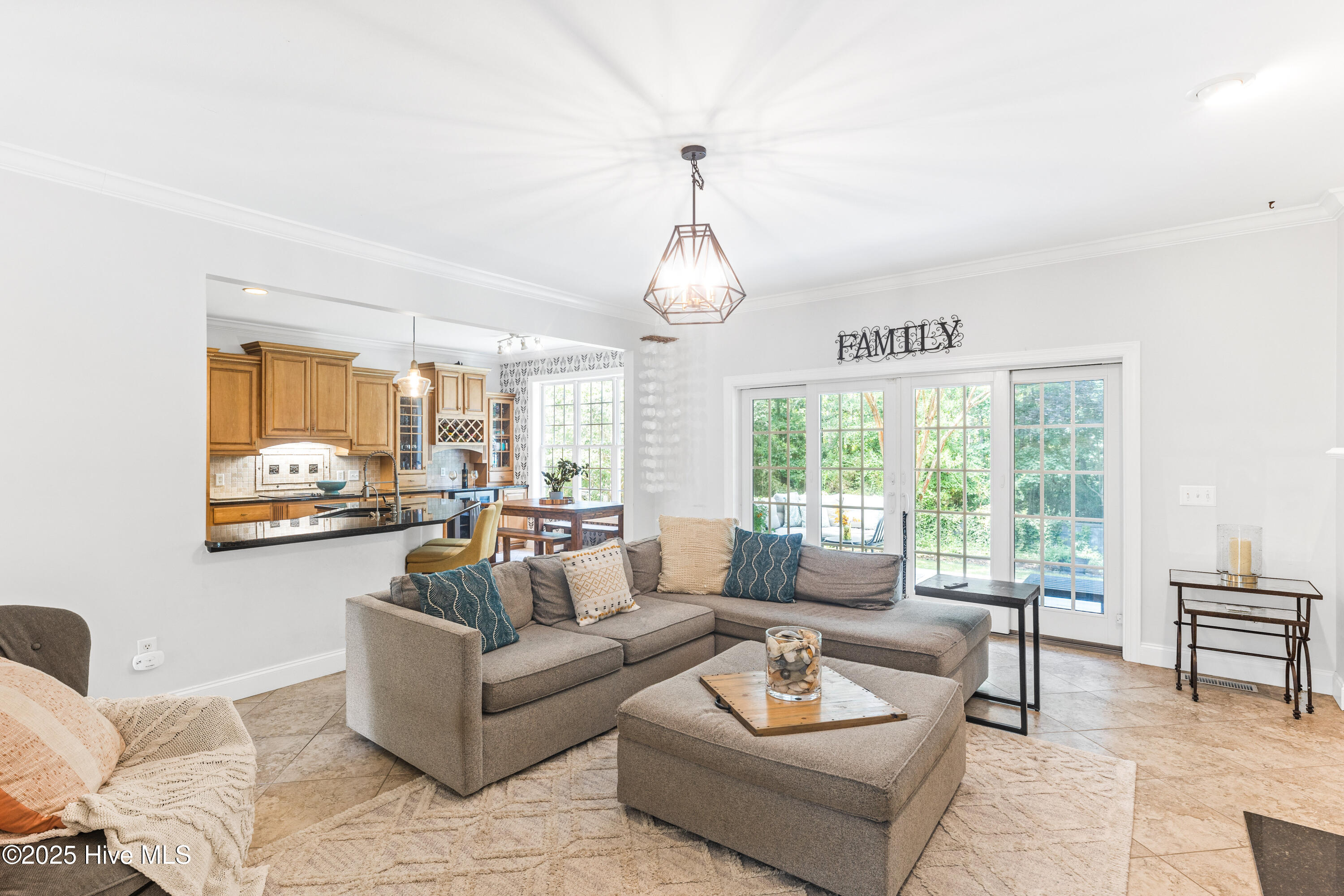 100520720 | Photo 11