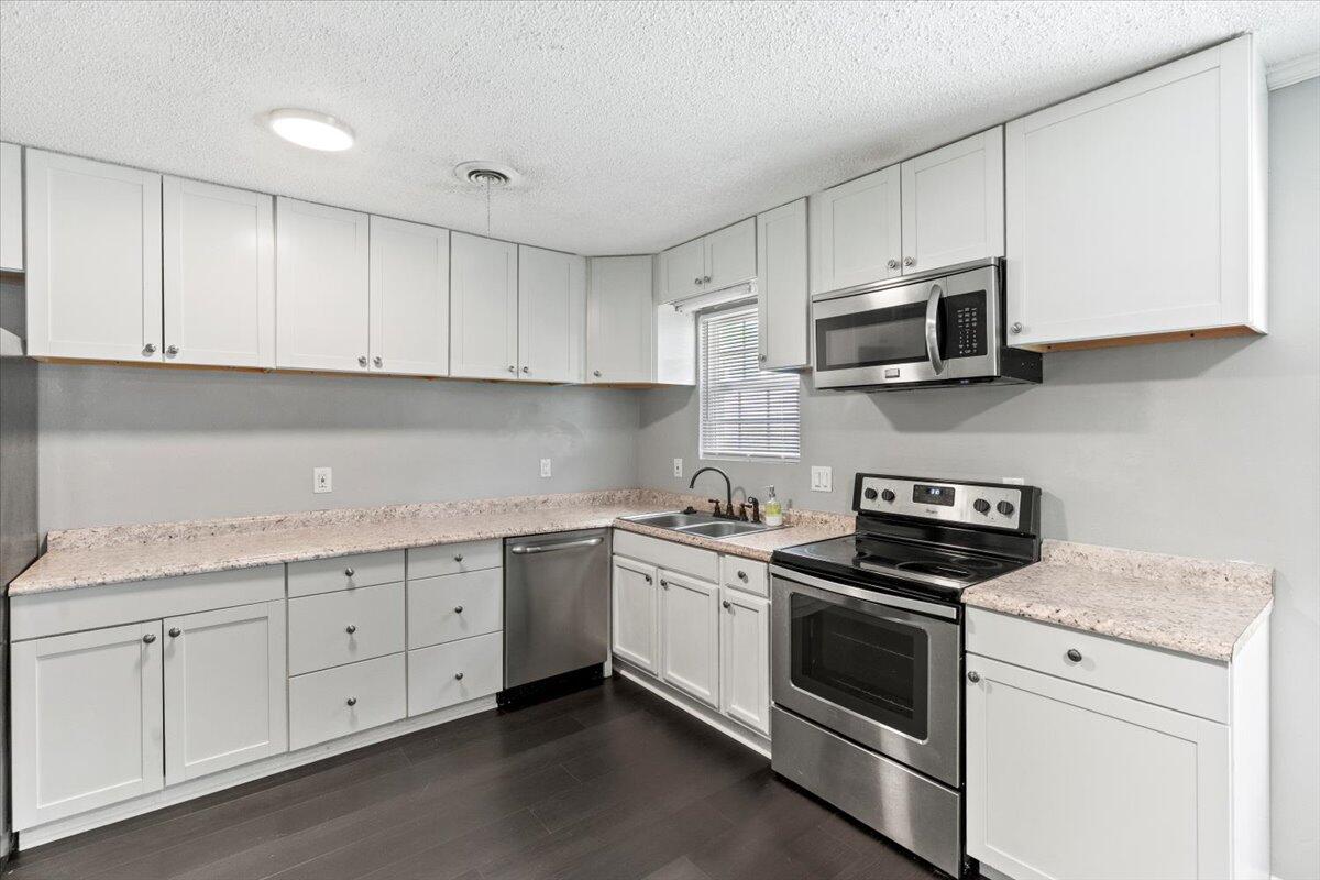 07-Dining Area & Kitchen