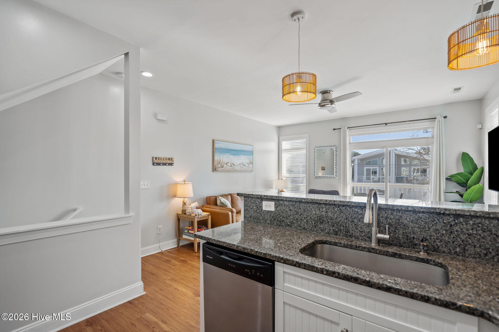 100560488 | Photo 11