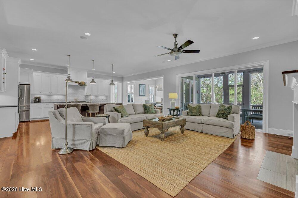 100563966 | Photo 24